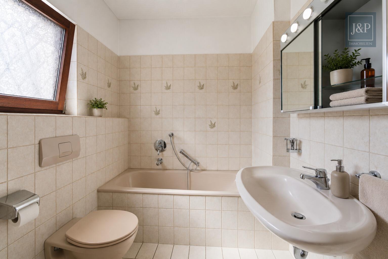 Charmantes Einfamilienhaus mit Traumgarten und Sauna in Rüsselsheim - Badezimmer OG