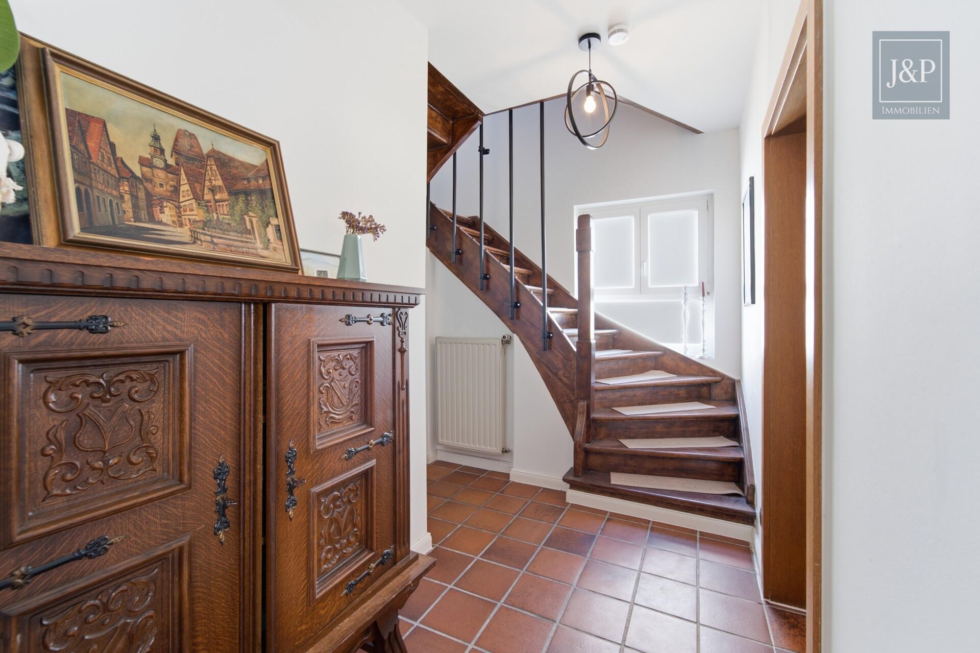 Charmantes Einfamilienhaus mit Traumgarten und Sauna in Rüsselsheim - Treppenhaus