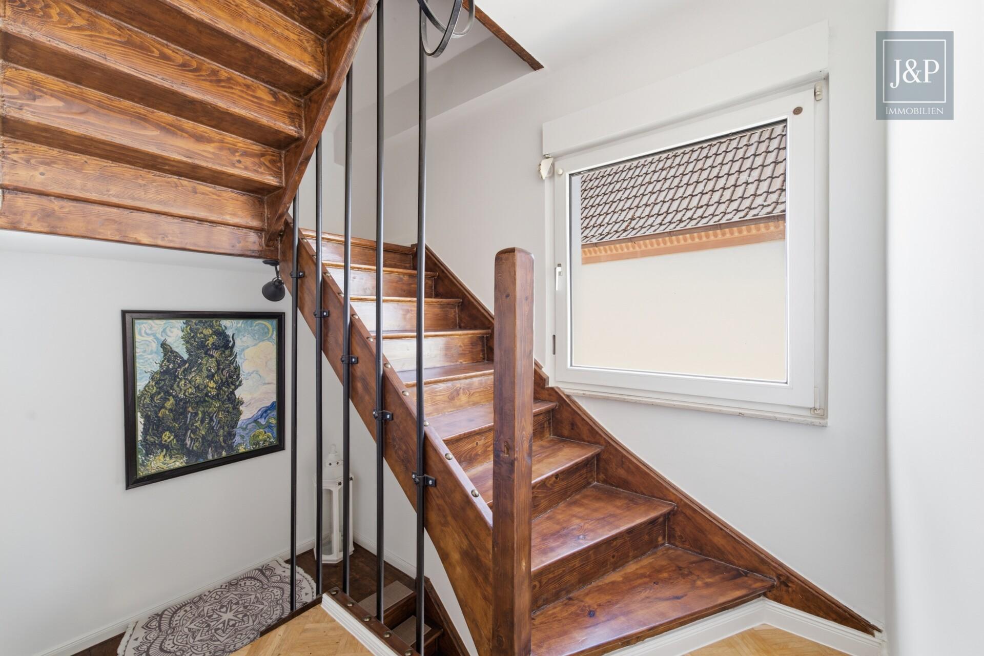 Charmantes Einfamilienhaus mit Traumgarten und Sauna in Rüsselsheim - Treppenhaus