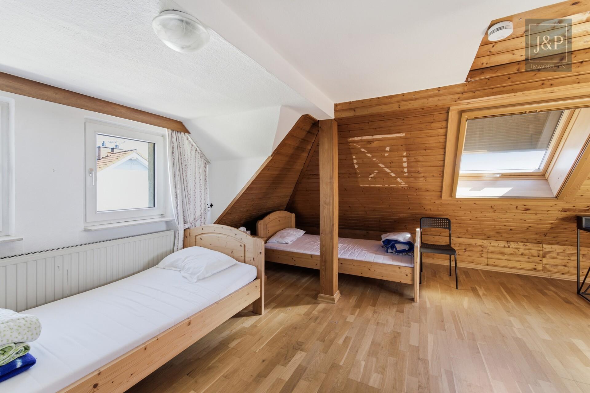 Charmantes Einfamilienhaus mit Traumgarten und Sauna in Rüsselsheim - Gästezimmer DG