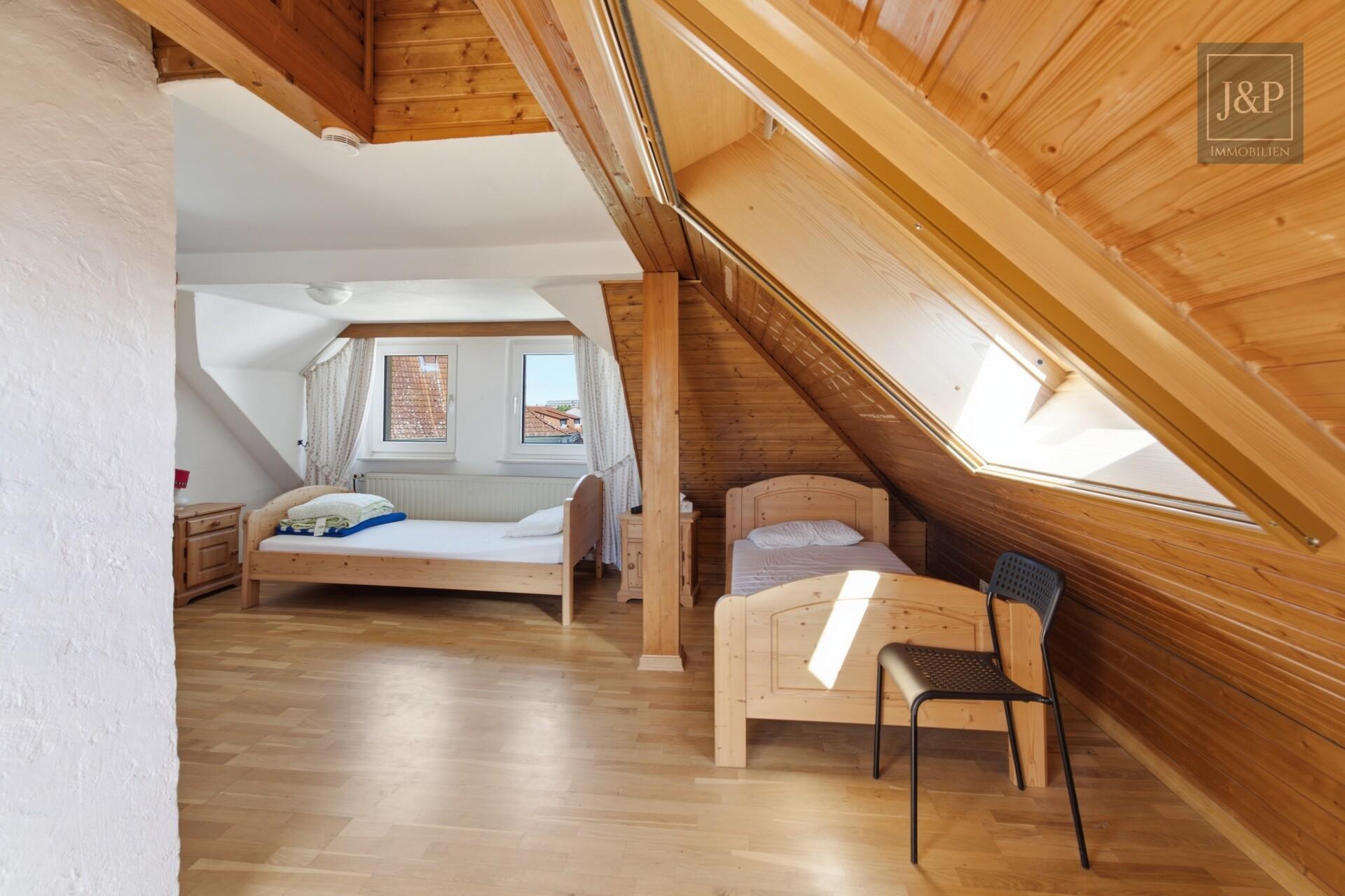 Charmantes Einfamilienhaus mit Traumgarten und Sauna in Rüsselsheim - Gästezimmer DG