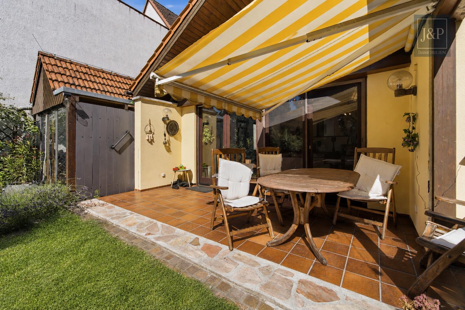 Charmantes Einfamilienhaus mit Traumgarten und Sauna in Rüsselsheim - Terrasse