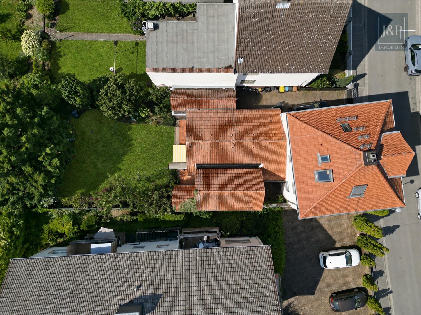 Charmantes Einfamilienhaus mit Traumgarten und Sauna in Rüsselsheim - Vogelperspektive