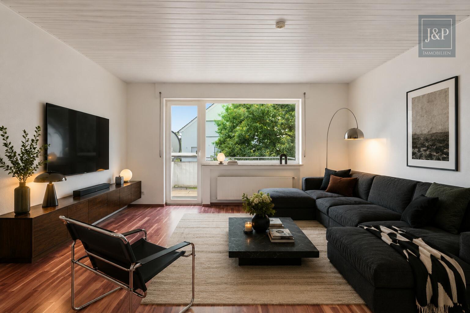 Großzügiges Einfamilienhaus mit Einliegerwohnung, Wintergarten & Doppelgarage in Hochheim - Wohnzimmer inkl. Balkon OG