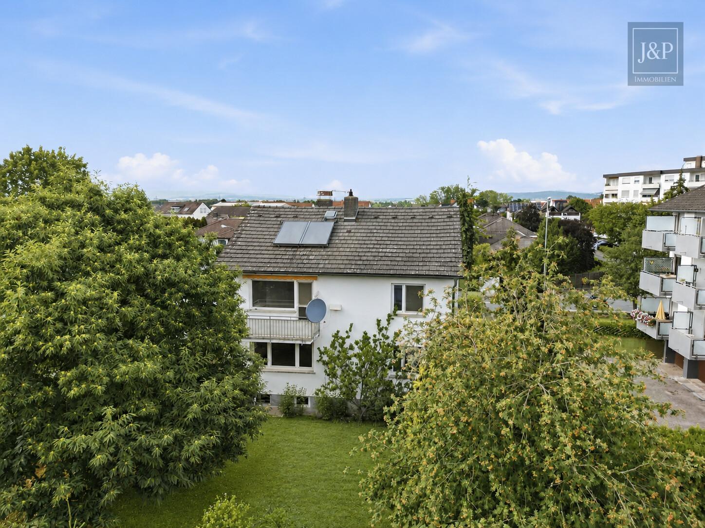 Großzügiges Einfamilienhaus mit Einliegerwohnung, Wintergarten & Doppelgarage in Hochheim - Gartenansicht