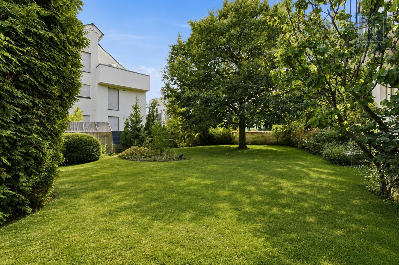 Großzügiges Einfamilienhaus mit Einliegerwohnung, Wintergarten & Doppelgarage in Hochheim - Garten
