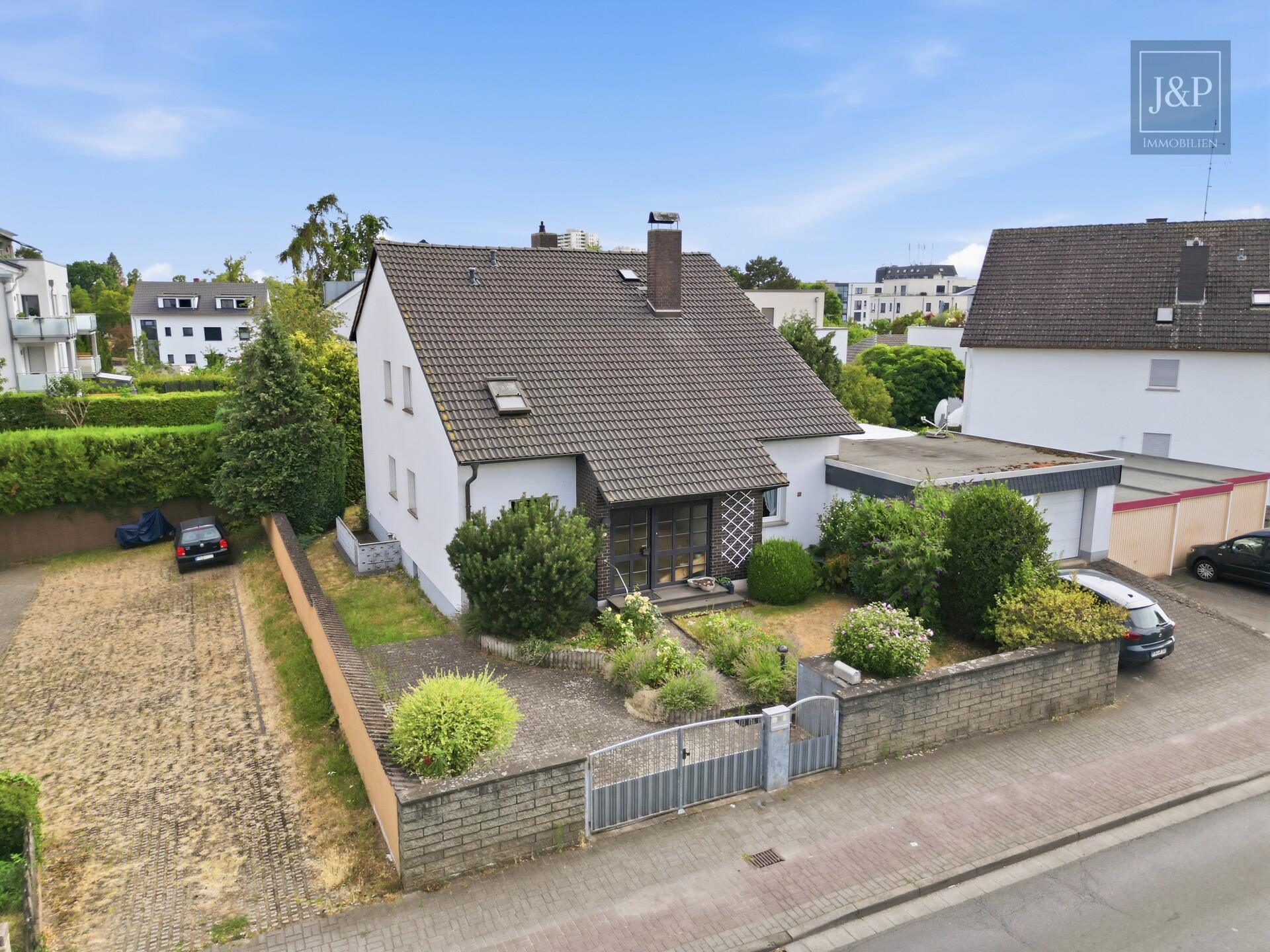 Großzügiges Einfamilienhaus mit Einliegerwohnung, Wintergarten & Doppelgarage in Hochheim - Außenansicht