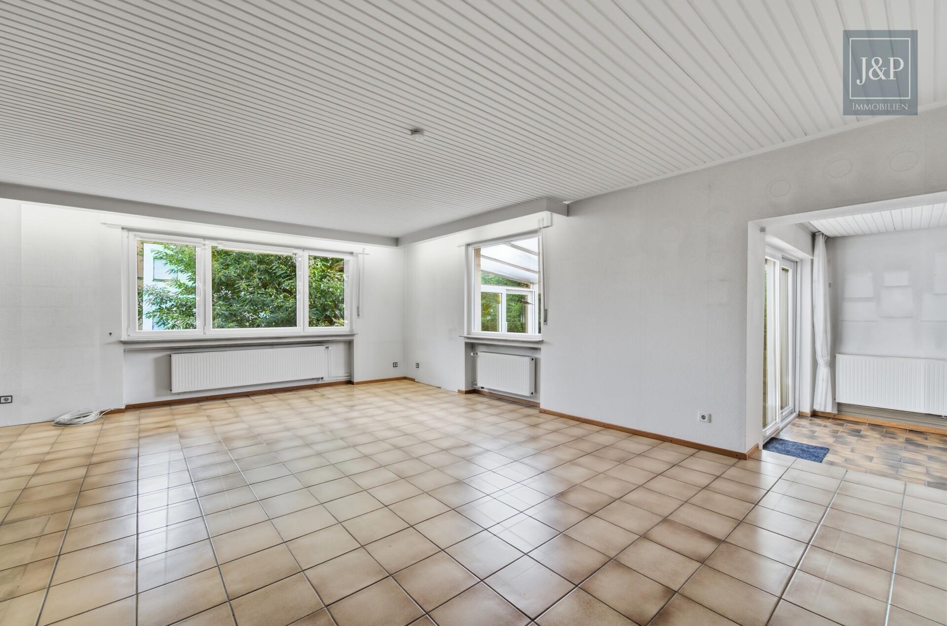 Großzügiges Einfamilienhaus mit Einliegerwohnung, Wintergarten & Doppelgarage in Hochheim - Wohnzimmer