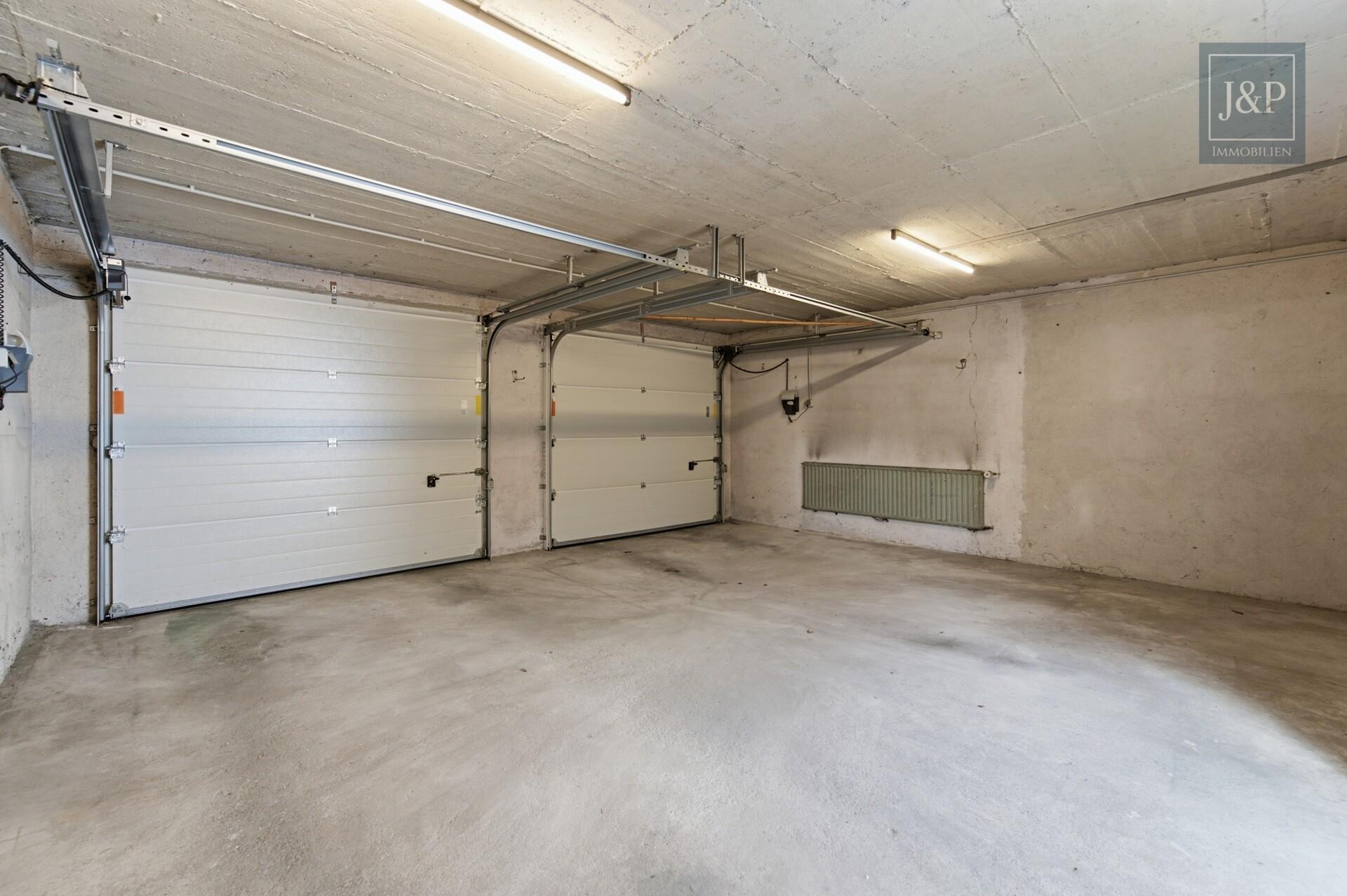 Großzügiges Einfamilienhaus mit Einliegerwohnung, Wintergarten & Doppelgarage in Hochheim - Doppelgarage