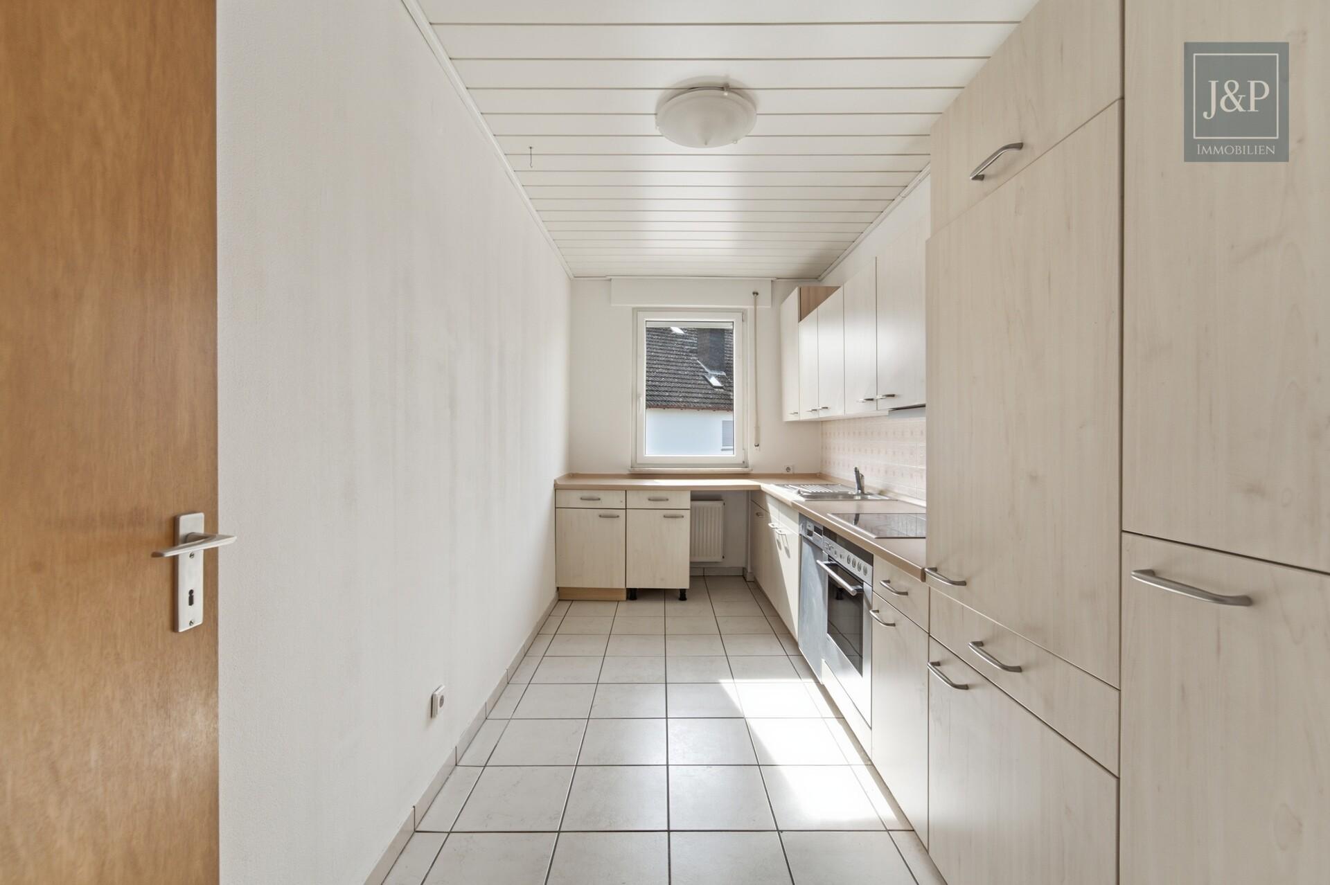 Großzügiges Einfamilienhaus mit Einliegerwohnung, Wintergarten & Doppelgarage in Hochheim - Küche OG