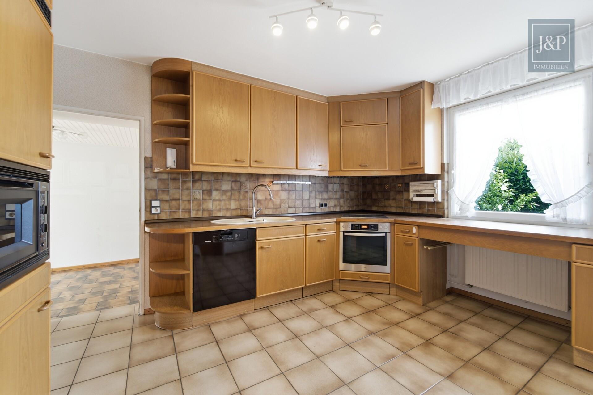 Großzügiges Einfamilienhaus mit Einliegerwohnung, Wintergarten & Doppelgarage in Hochheim - Wohnküche