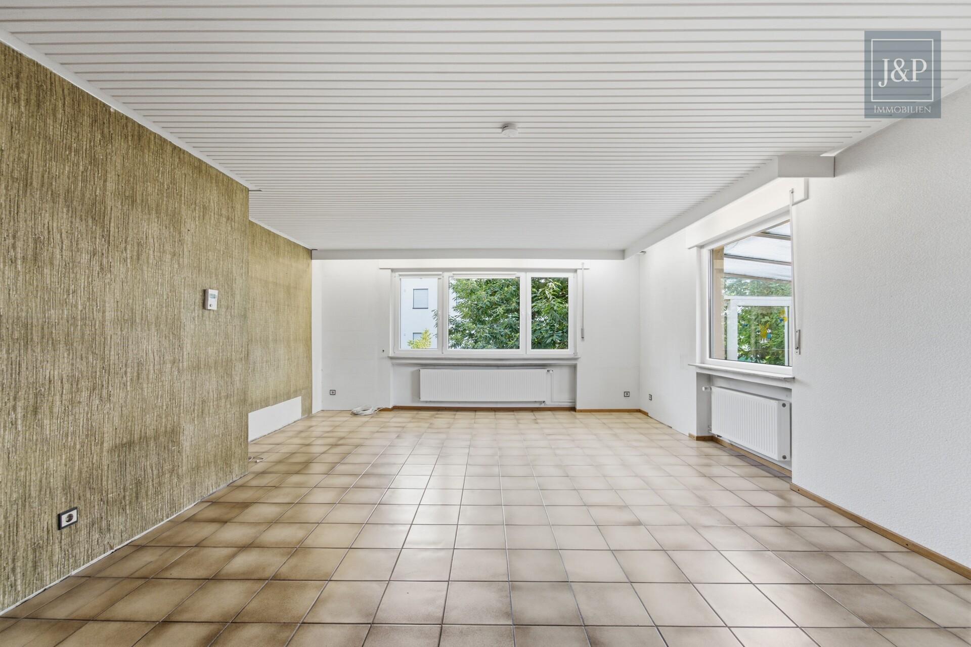 Großzügiges Einfamilienhaus mit Einliegerwohnung, Wintergarten & Doppelgarage in Hochheim - Wohnzimmer