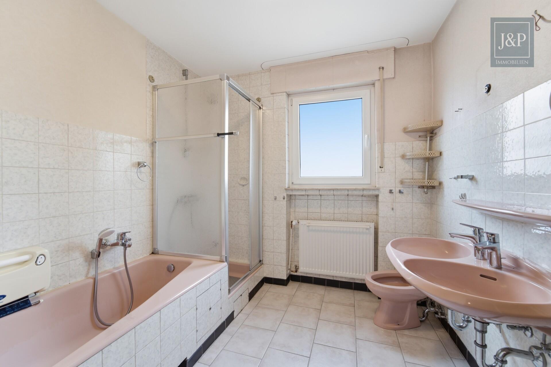 Großzügiges Einfamilienhaus mit Einliegerwohnung, Wintergarten & Doppelgarage in Hochheim - Badezimmer OG