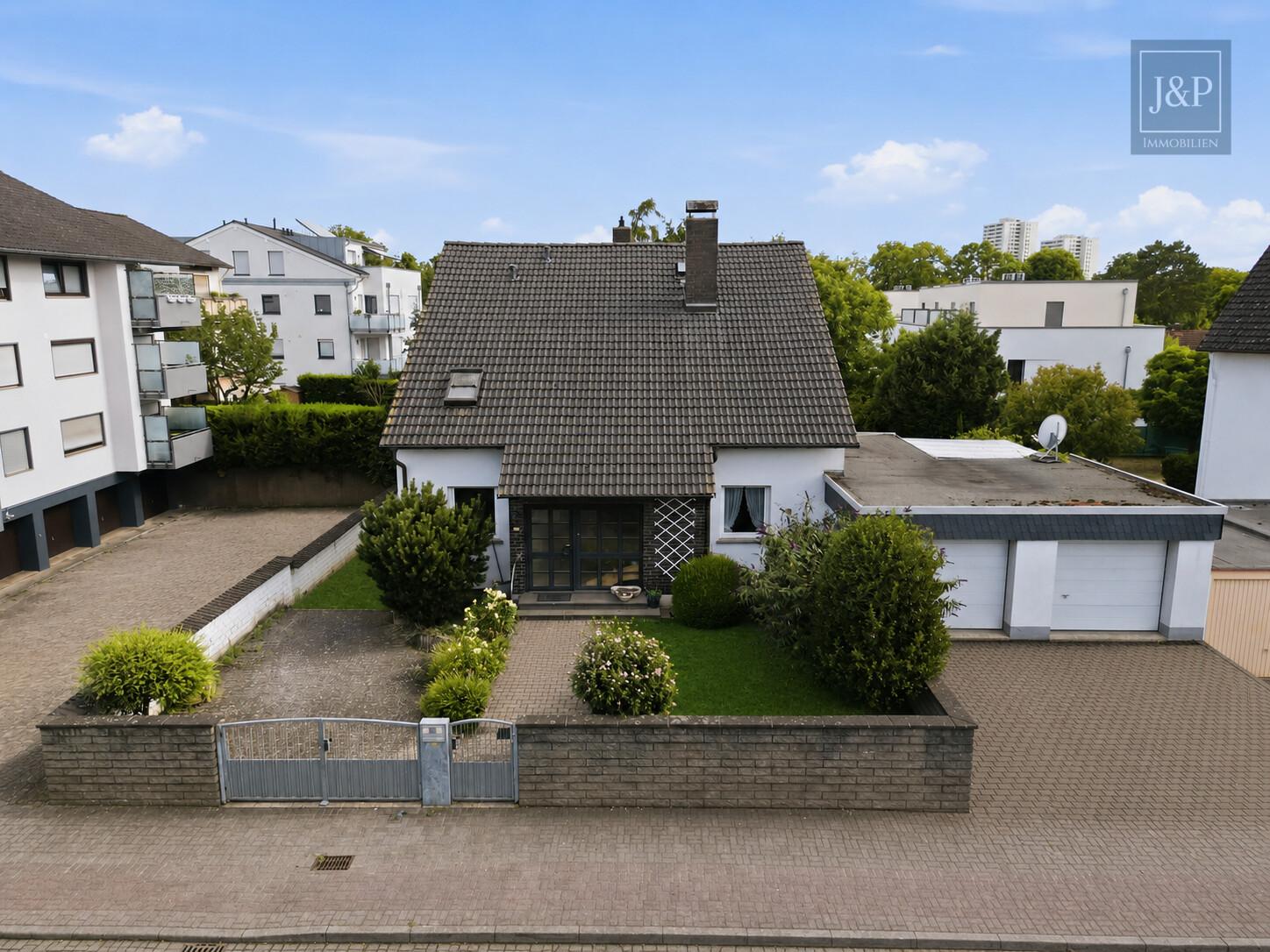 Großzügiges Einfamilienhaus mit Einliegerwohnung, Wintergarten & Doppelgarage in Hochheim - Außenansicht