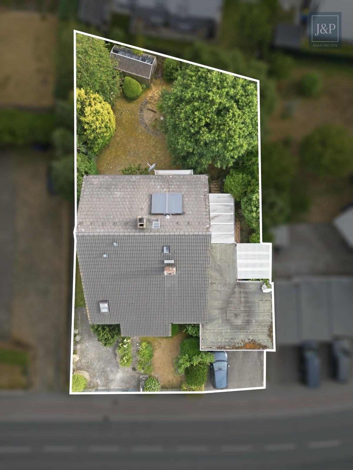 Großzügiges Einfamilienhaus mit Einliegerwohnung, Wintergarten & Doppelgarage in Hochheim - Vogelperspektive Grundstück