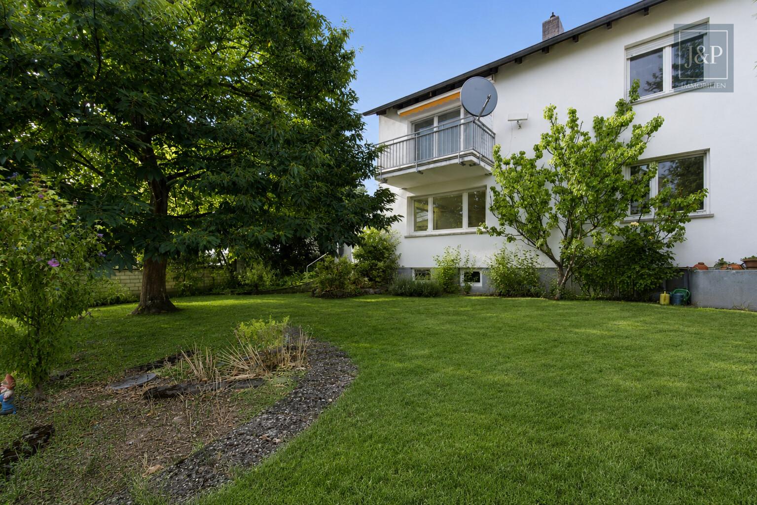 Großzügiges Einfamilienhaus mit Einliegerwohnung, Wintergarten & Doppelgarage in Hochheim - Garten