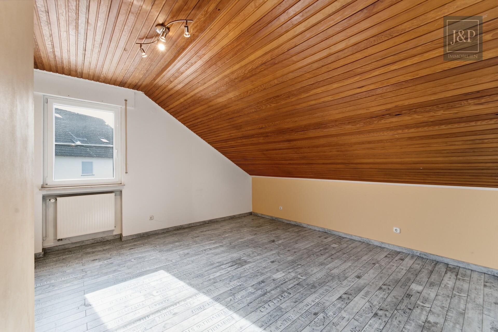 Großzügiges Einfamilienhaus mit Einliegerwohnung, Wintergarten & Doppelgarage in Hochheim - Kinderzimmer