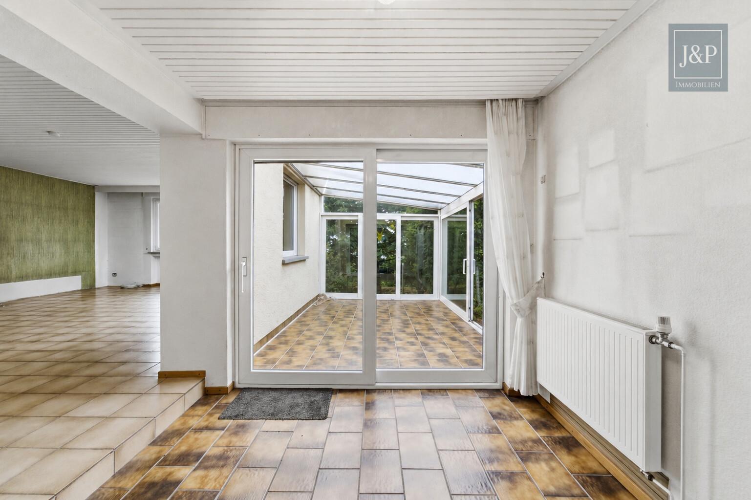Großzügiges Einfamilienhaus mit Einliegerwohnung, Wintergarten & Doppelgarage in Hochheim - Essbereich mit Blick auf Wintergarten