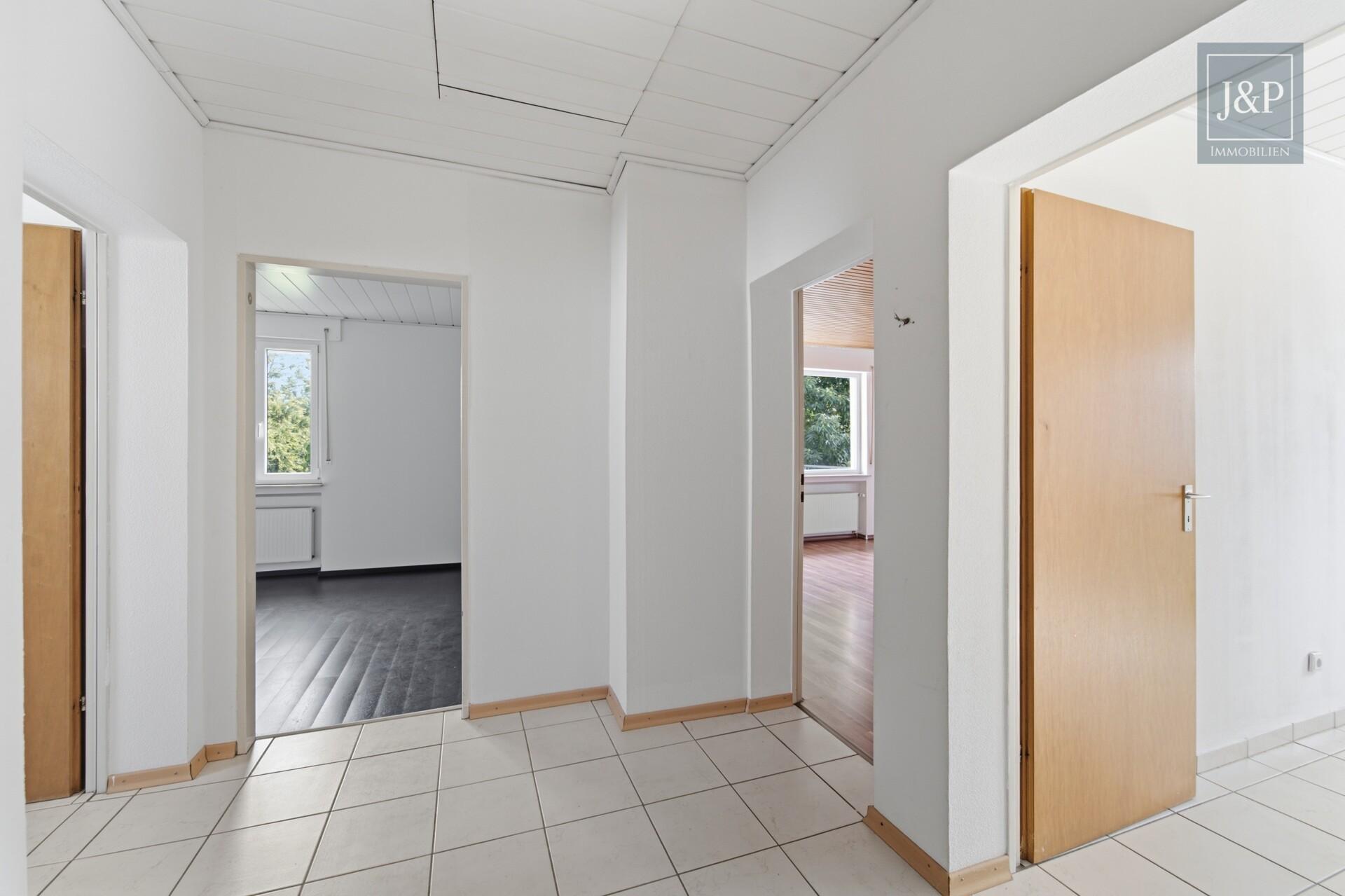 Großzügiges Einfamilienhaus mit Einliegerwohnung, Wintergarten & Doppelgarage in Hochheim - Flur/Raumverteilung Einliegerwohnung