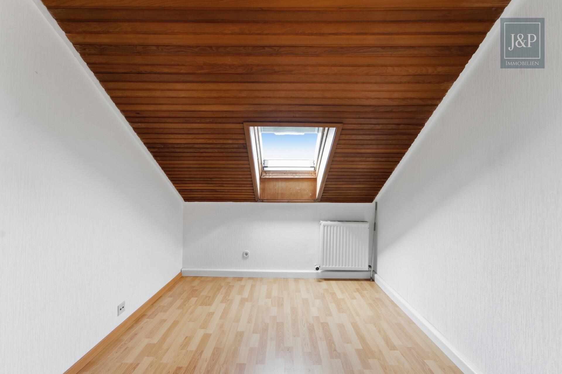 Großzügiges Einfamilienhaus mit Einliegerwohnung, Wintergarten & Doppelgarage in Hochheim - Halbes Zimmer OG