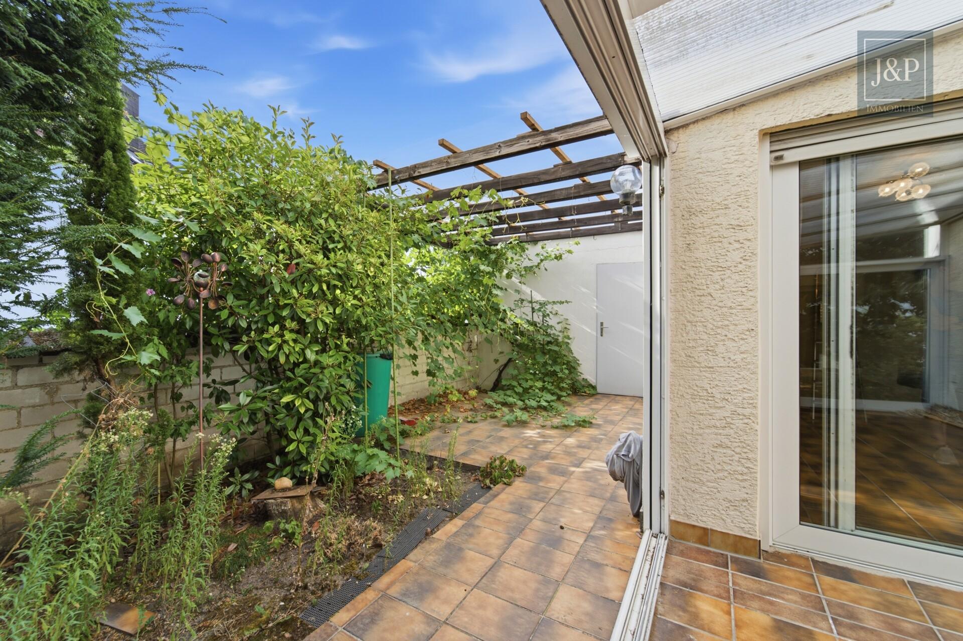 Großzügiges Einfamilienhaus mit Einliegerwohnung, Wintergarten & Doppelgarage in Hochheim - Terrasse