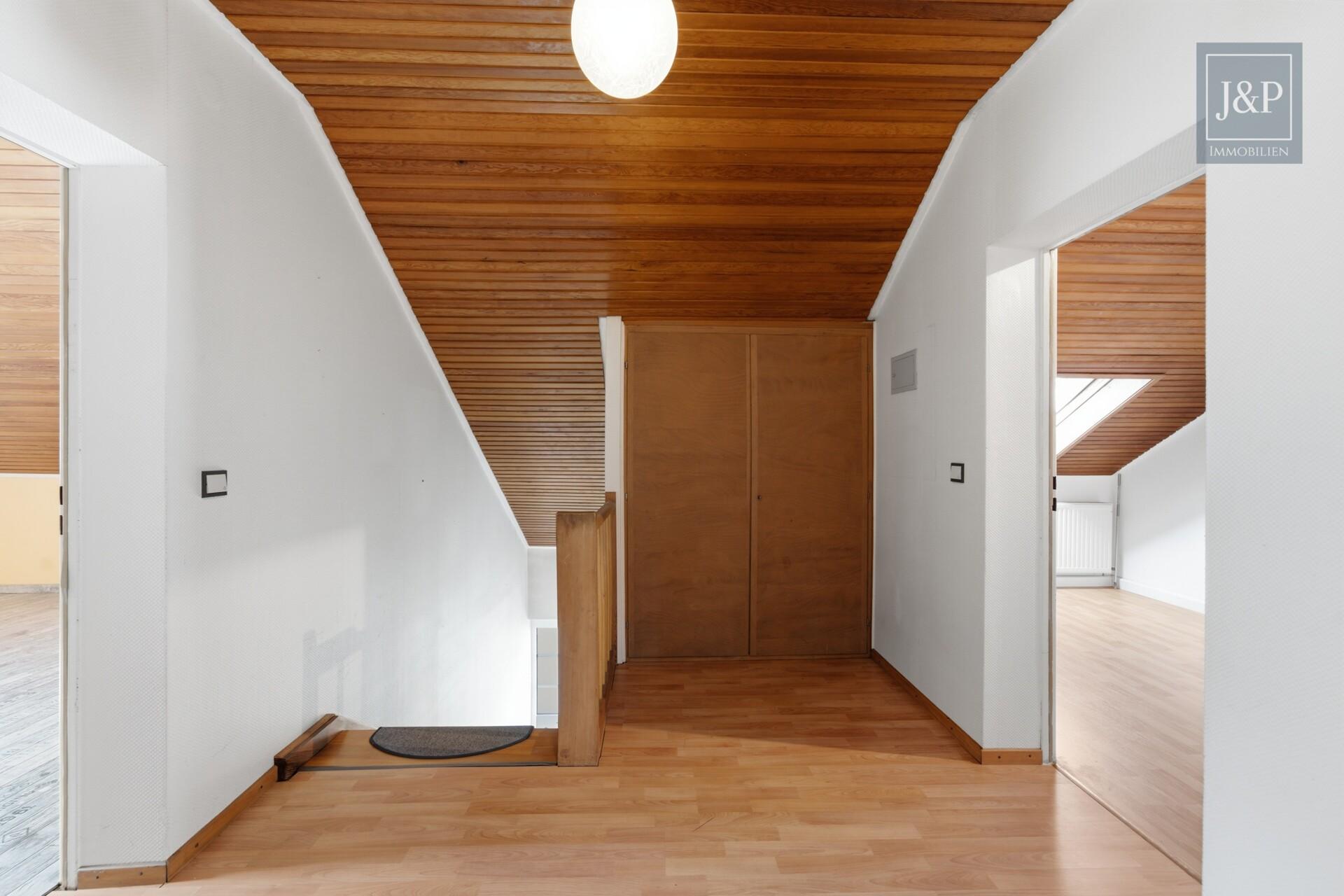 Großzügiges Einfamilienhaus mit Einliegerwohnung, Wintergarten & Doppelgarage in Hochheim - Flur OG