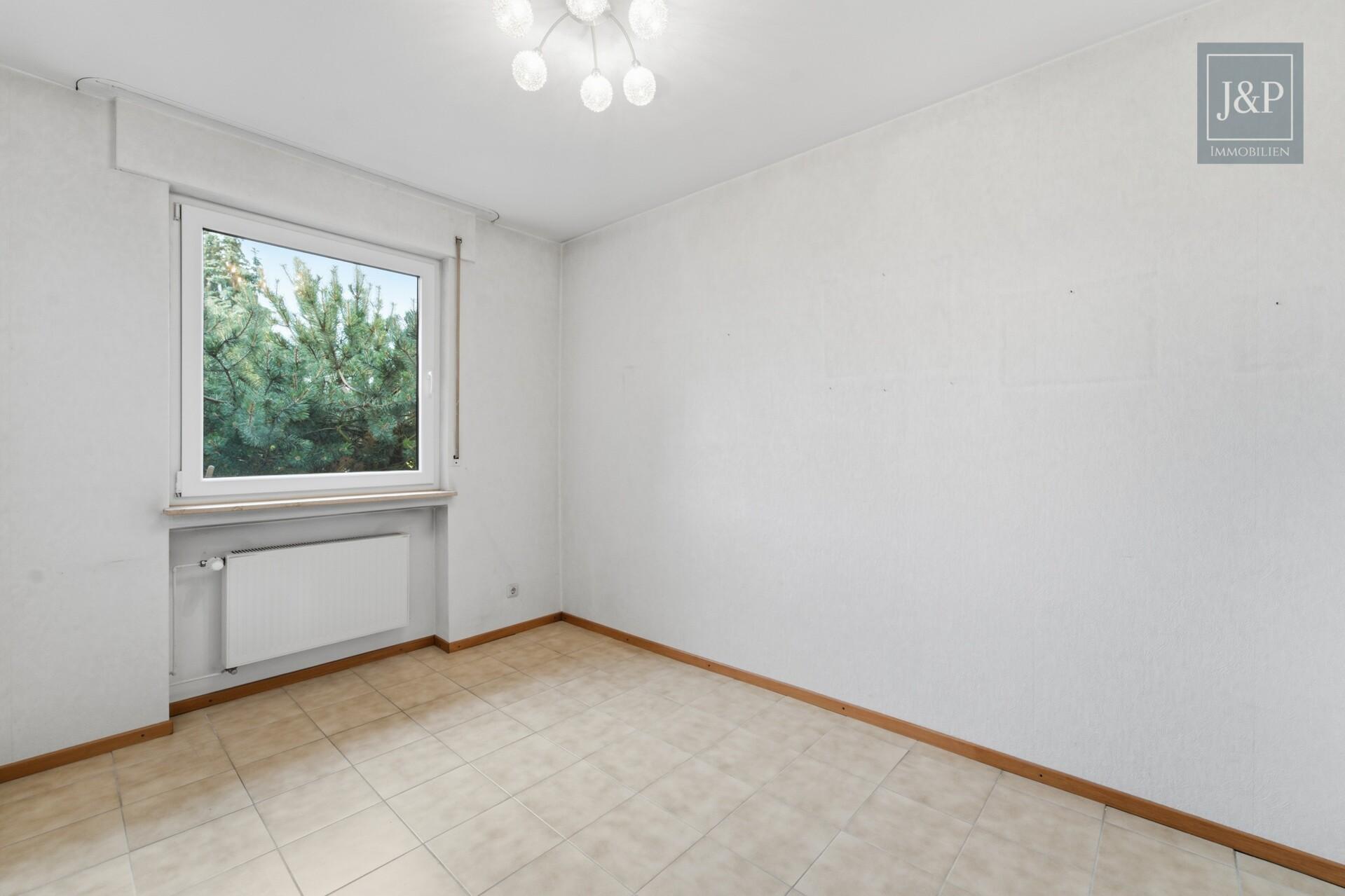 Großzügiges Einfamilienhaus mit Einliegerwohnung, Wintergarten & Doppelgarage in Hochheim - Zimmer/Büro EG