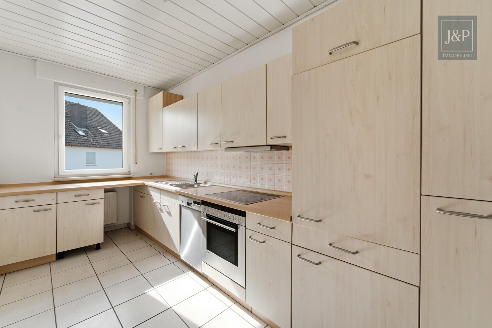 Großzügiges Einfamilienhaus mit Einliegerwohnung, Wintergarten & Doppelgarage in Hochheim - Küche OG