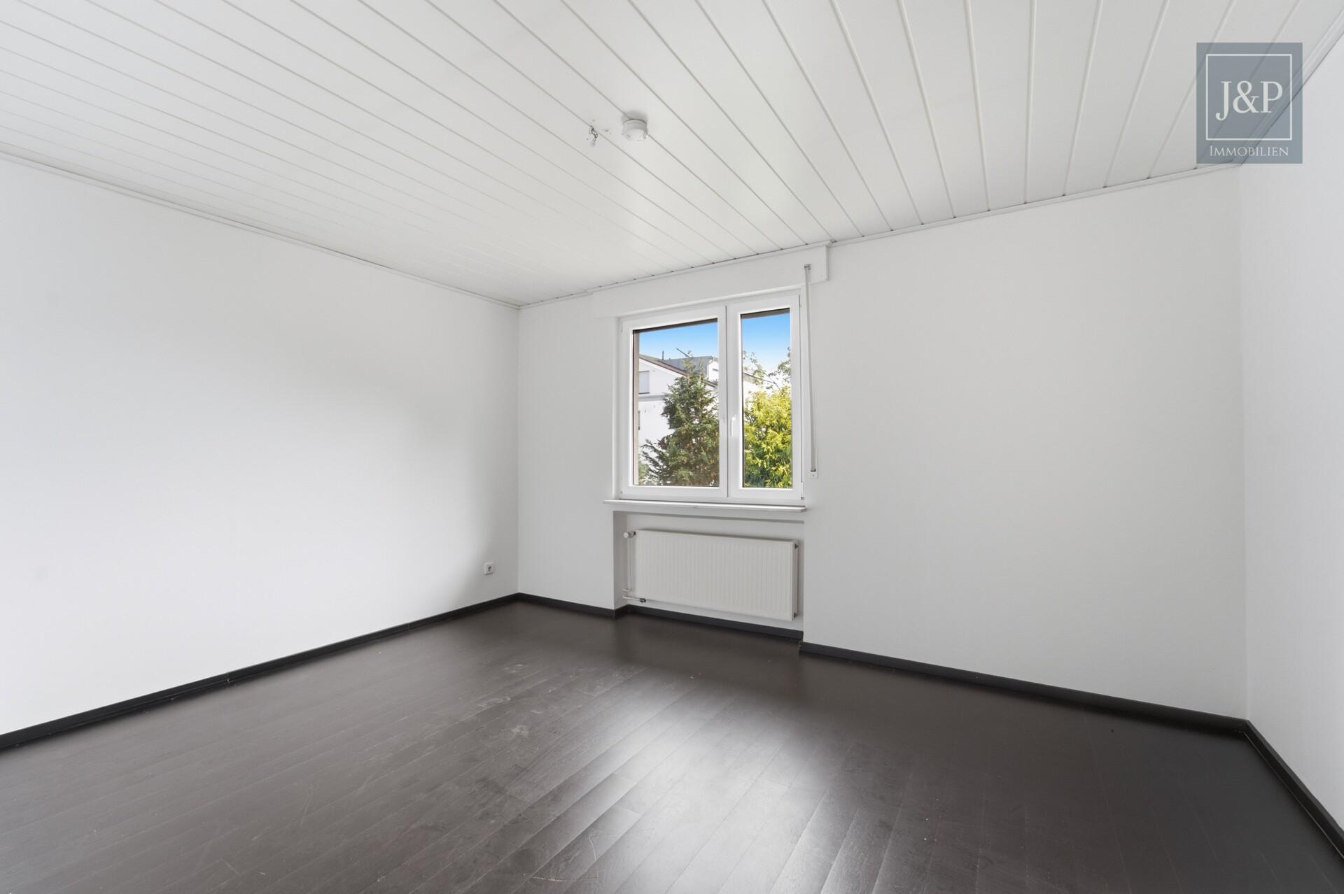 Großzügiges Einfamilienhaus mit Einliegerwohnung, Wintergarten & Doppelgarage in Hochheim - Schlafzimmer OG