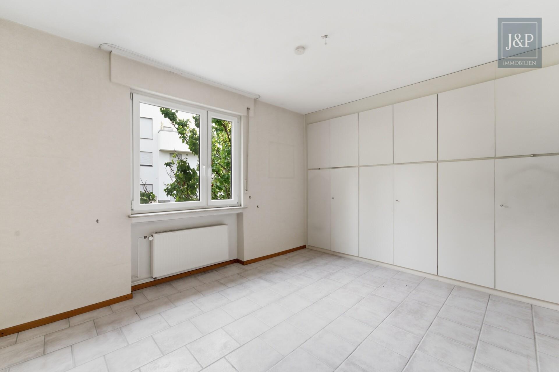 Großzügiges Einfamilienhaus mit Einliegerwohnung, Wintergarten & Doppelgarage in Hochheim - Schlafzimmer EG