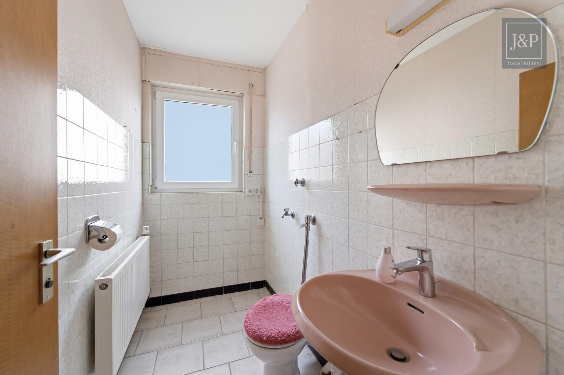 Großzügiges Einfamilienhaus mit Einliegerwohnung, Wintergarten & Doppelgarage in Hochheim - Gäste-WC