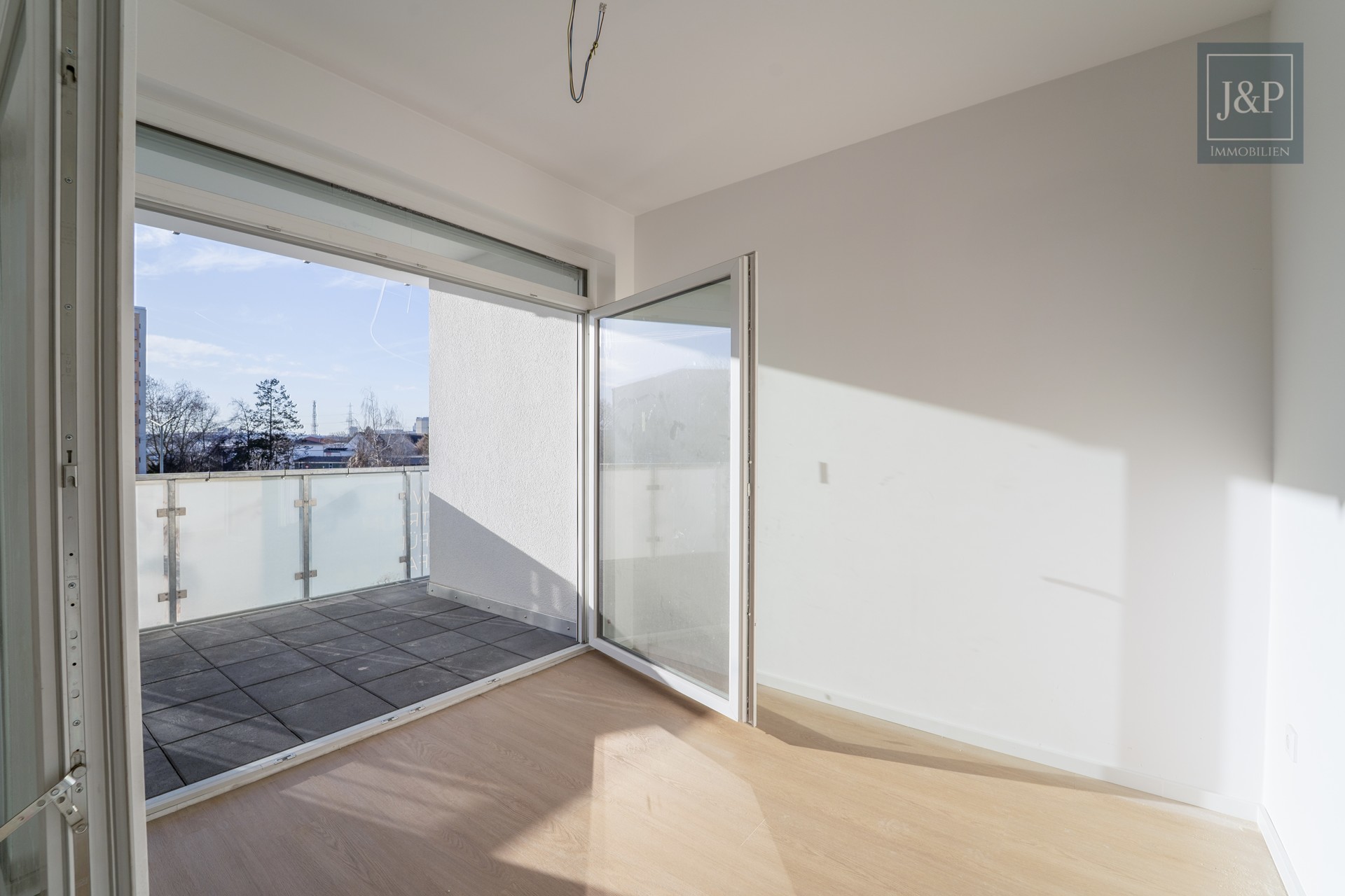 Lichtdurchflutete 3-Zimmer-Neubauwohnung mit Fußbodenheizung & großem Balkon in Rödelheim - Wohn-/Essbereich