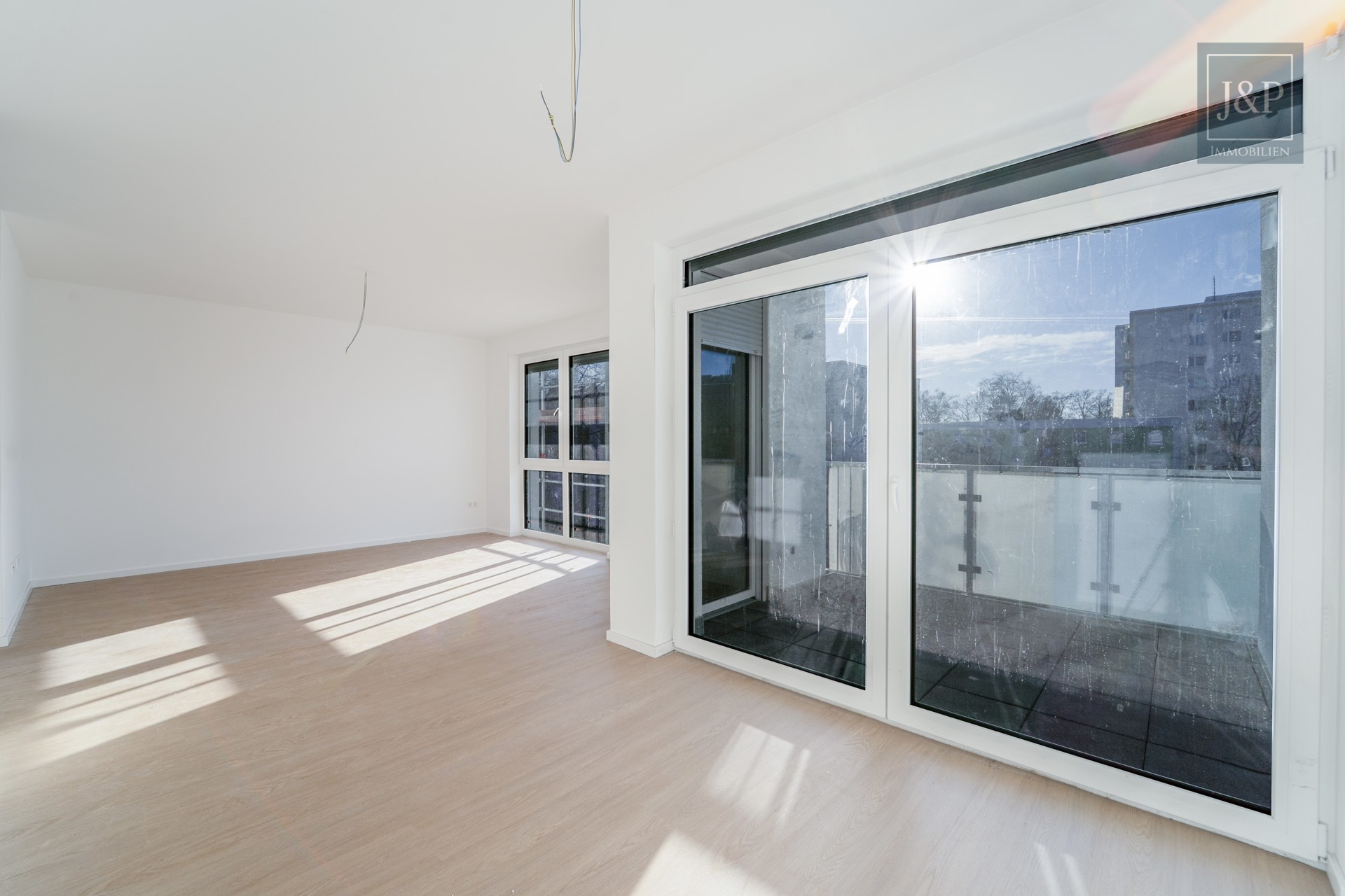 Lichtdurchflutete 3-Zimmer-Neubauwohnung mit Fußbodenheizung & großem Balkon in Rödelheim - Wohn-/Essbereich