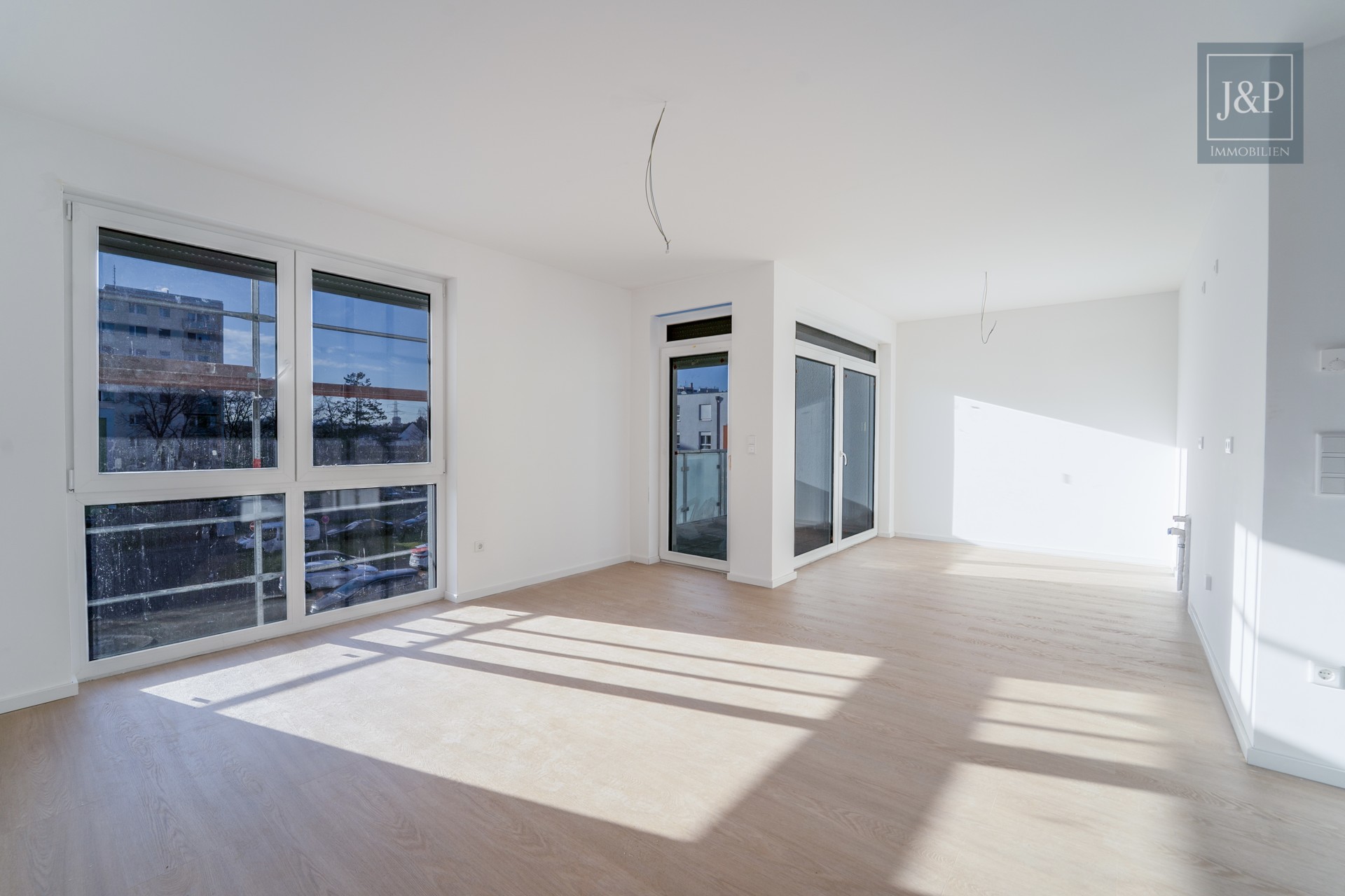 Lichtdurchflutete 3-Zimmer-Neubauwohnung mit Fußbodenheizung & großem Balkon in Rödelheim - Wohn-/Essbereich