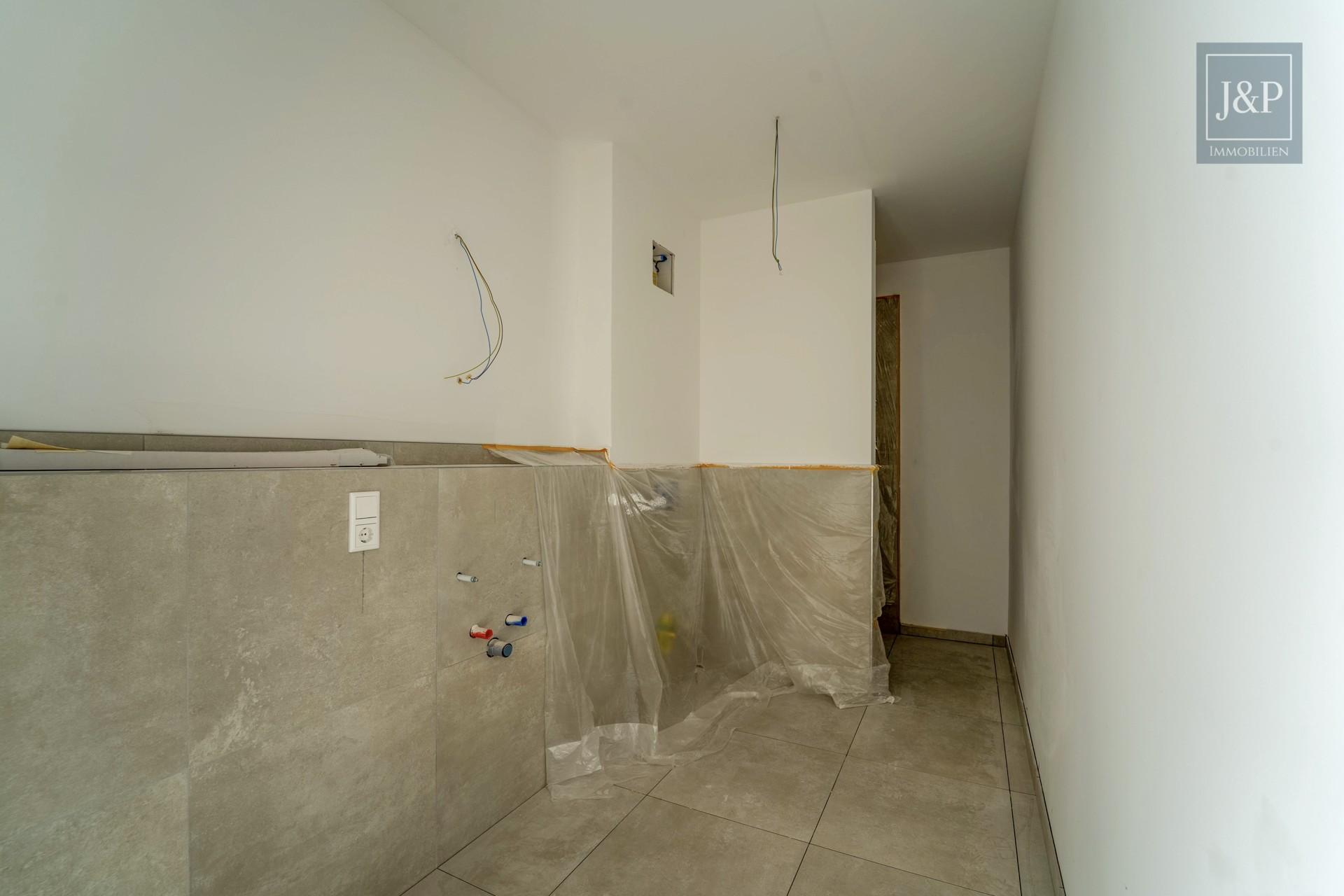 Lichtdurchflutete 3-Zimmer-Neubauwohnung mit Fußbodenheizung & großem Balkon in Rödelheim - Badezimmer