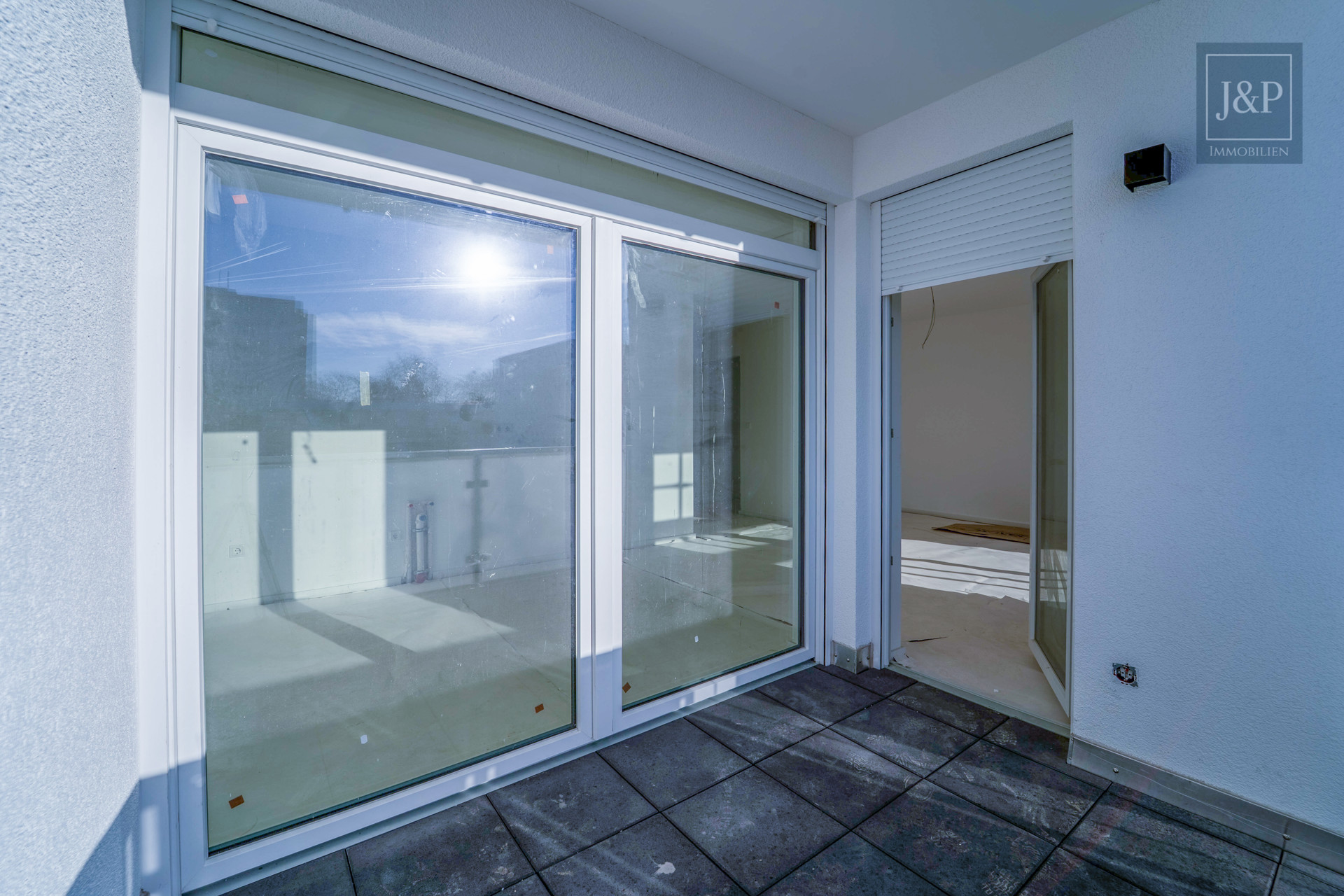 Lichtdurchflutete 3-Zimmer-Neubauwohnung mit Fußbodenheizung & großem Balkon in Rödelheim - Balkon