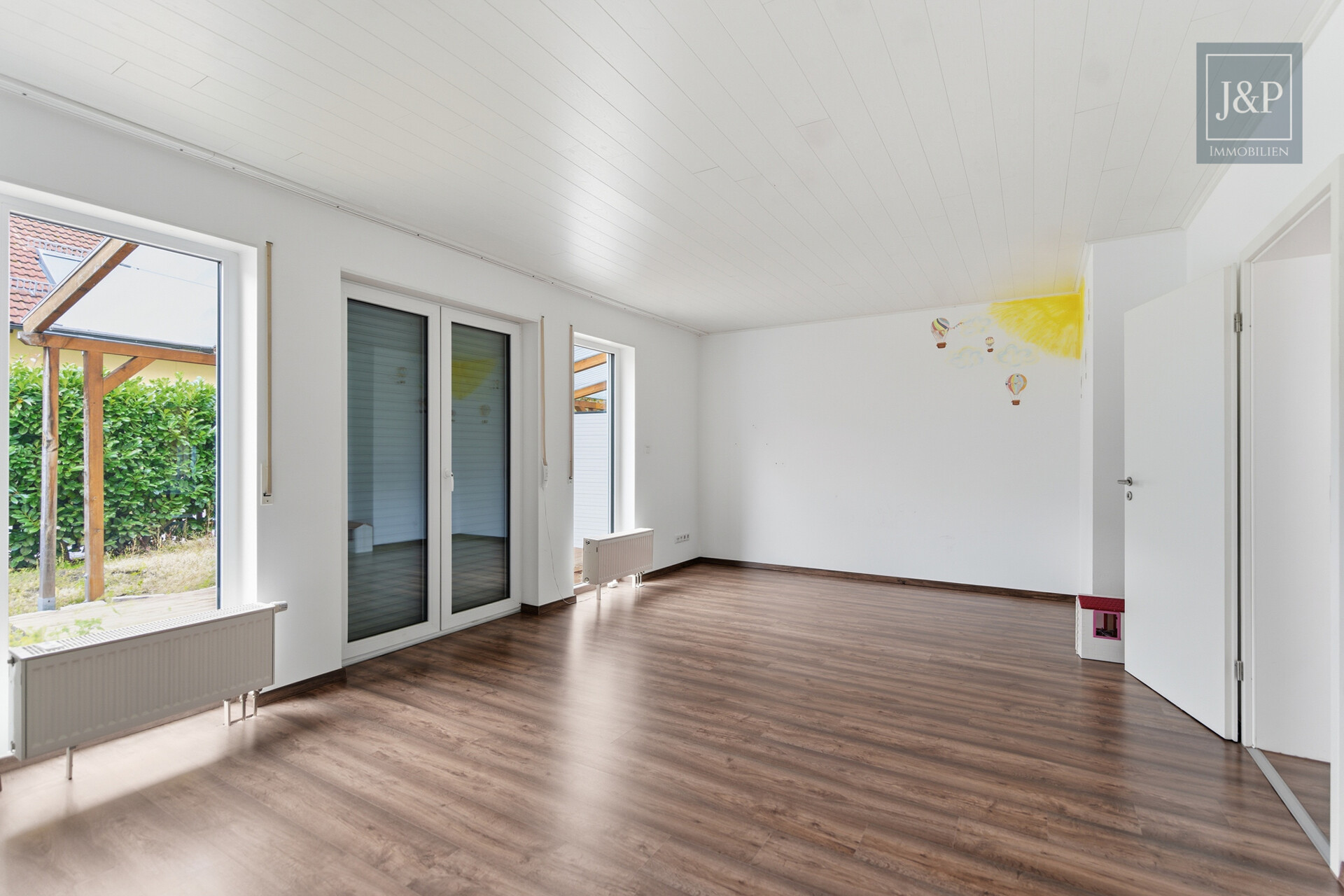 Viel Platz, viel Licht, viel Lebensqualität – bezugsfreie Doppelhaushälfte in ruhiger Umgebung! - Wohnzimmer