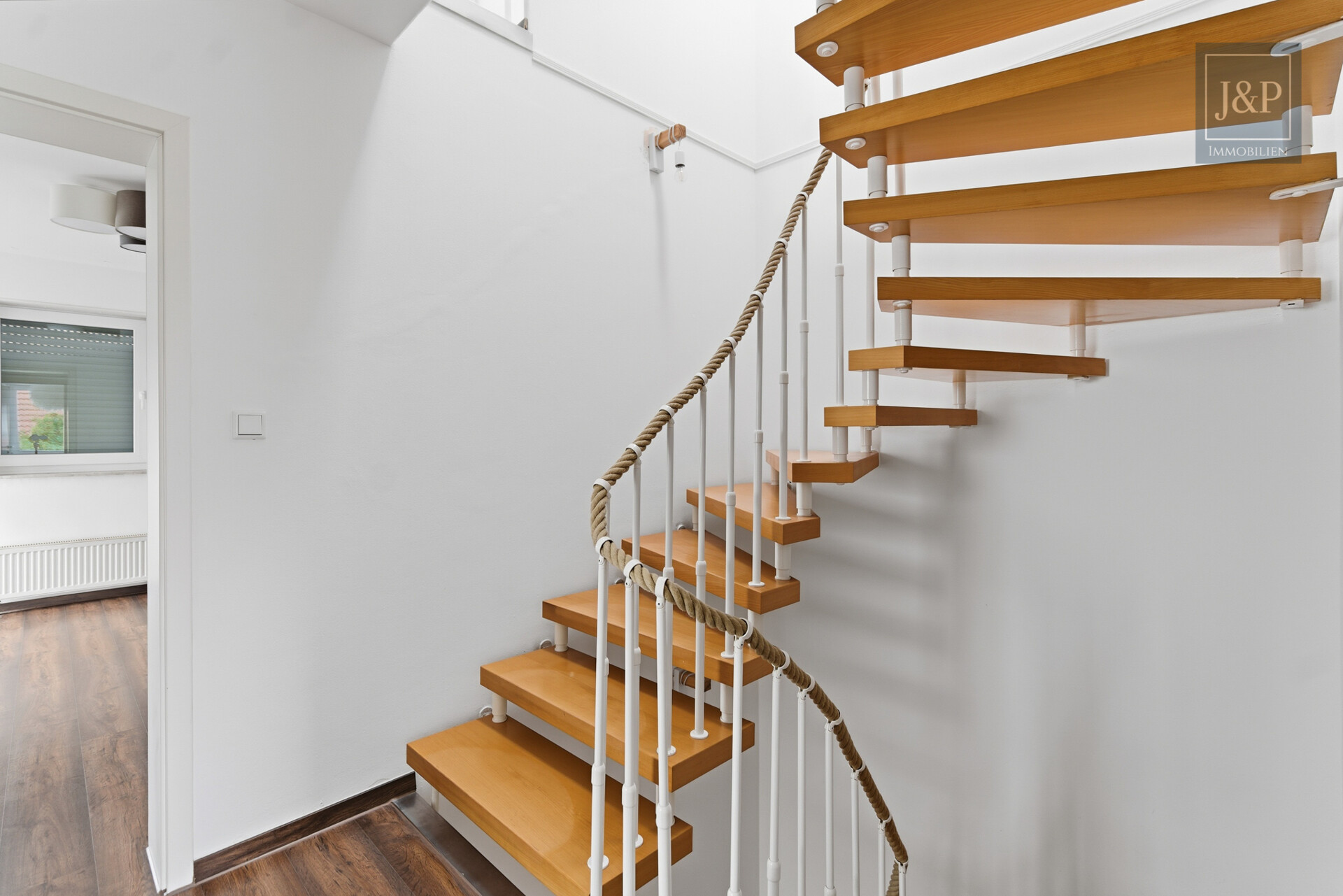 Viel Platz, viel Licht, viel Lebensqualität – bezugsfreie Doppelhaushälfte in ruhiger Umgebung! - Treppe
