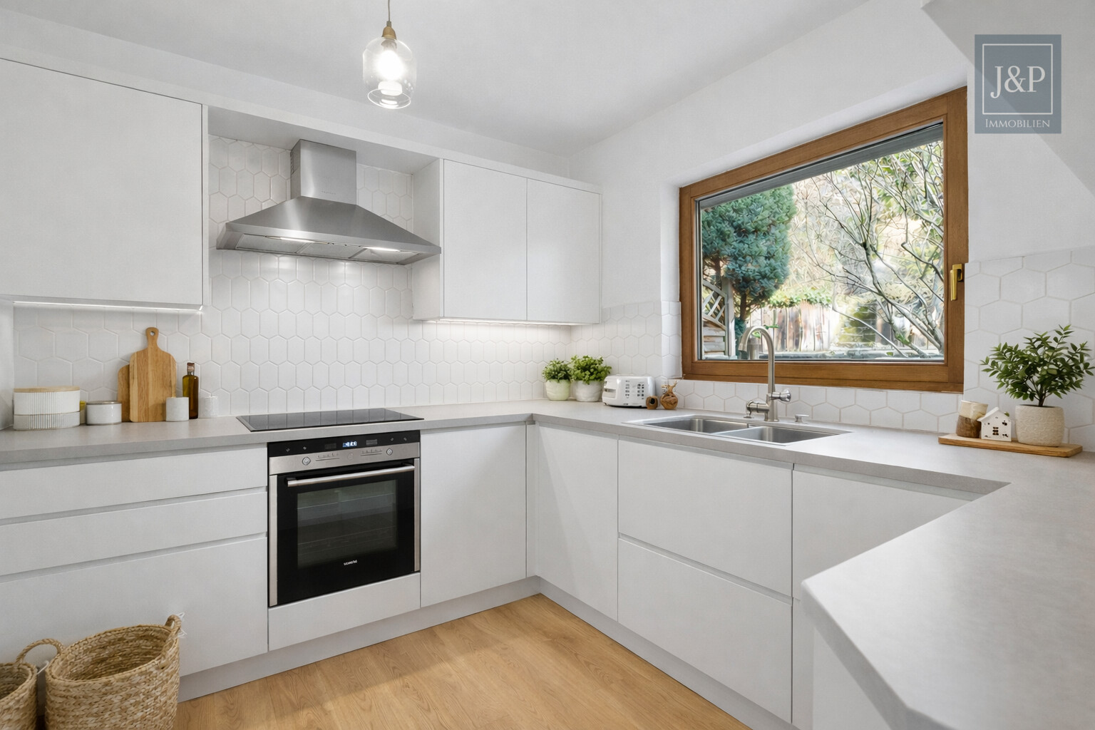 Wohnen mit Aussicht: Großzügiges Splitlevel-Haus mit Einliegerwohnung in Eppstein - Küche KI-Generiert