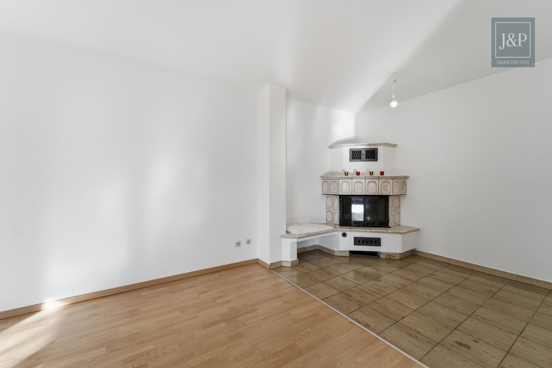 Wohnen mit Aussicht: Großzügiges Splitlevel-Haus mit Einliegerwohnung in Eppstein - Kaminecke