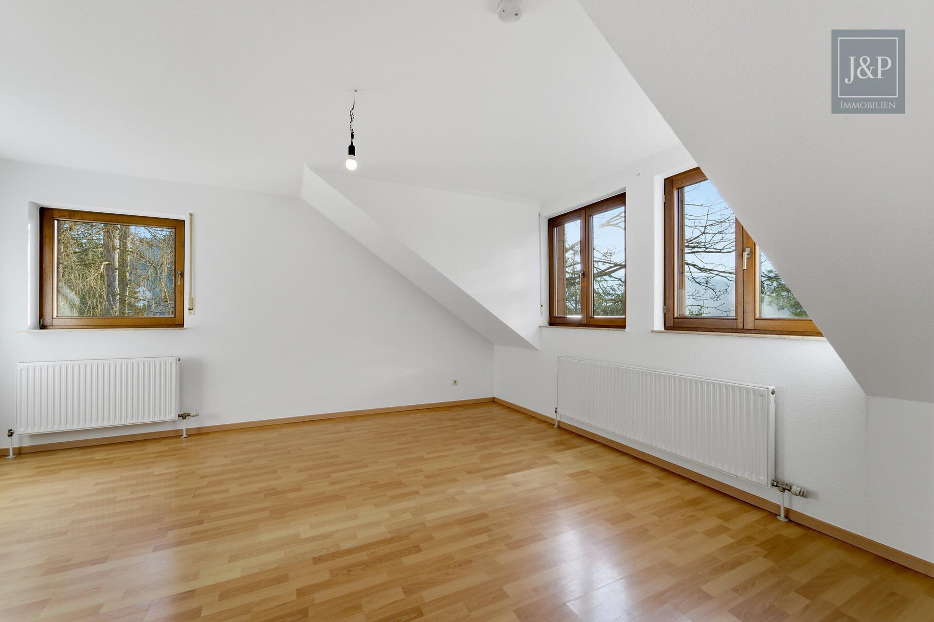 Wohnen mit Aussicht: Großzügiges Splitlevel-Haus mit Einliegerwohnung in Eppstein - Schlafzimmer 1 OG