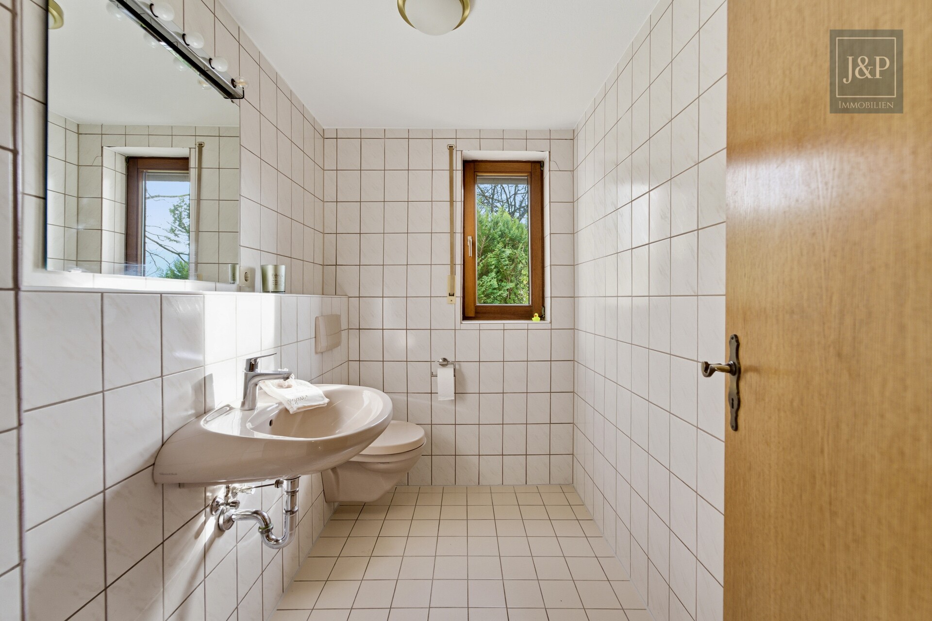 Wohnen mit Aussicht: Großzügiges Splitlevel-Haus mit Einliegerwohnung in Eppstein - Gäste WC