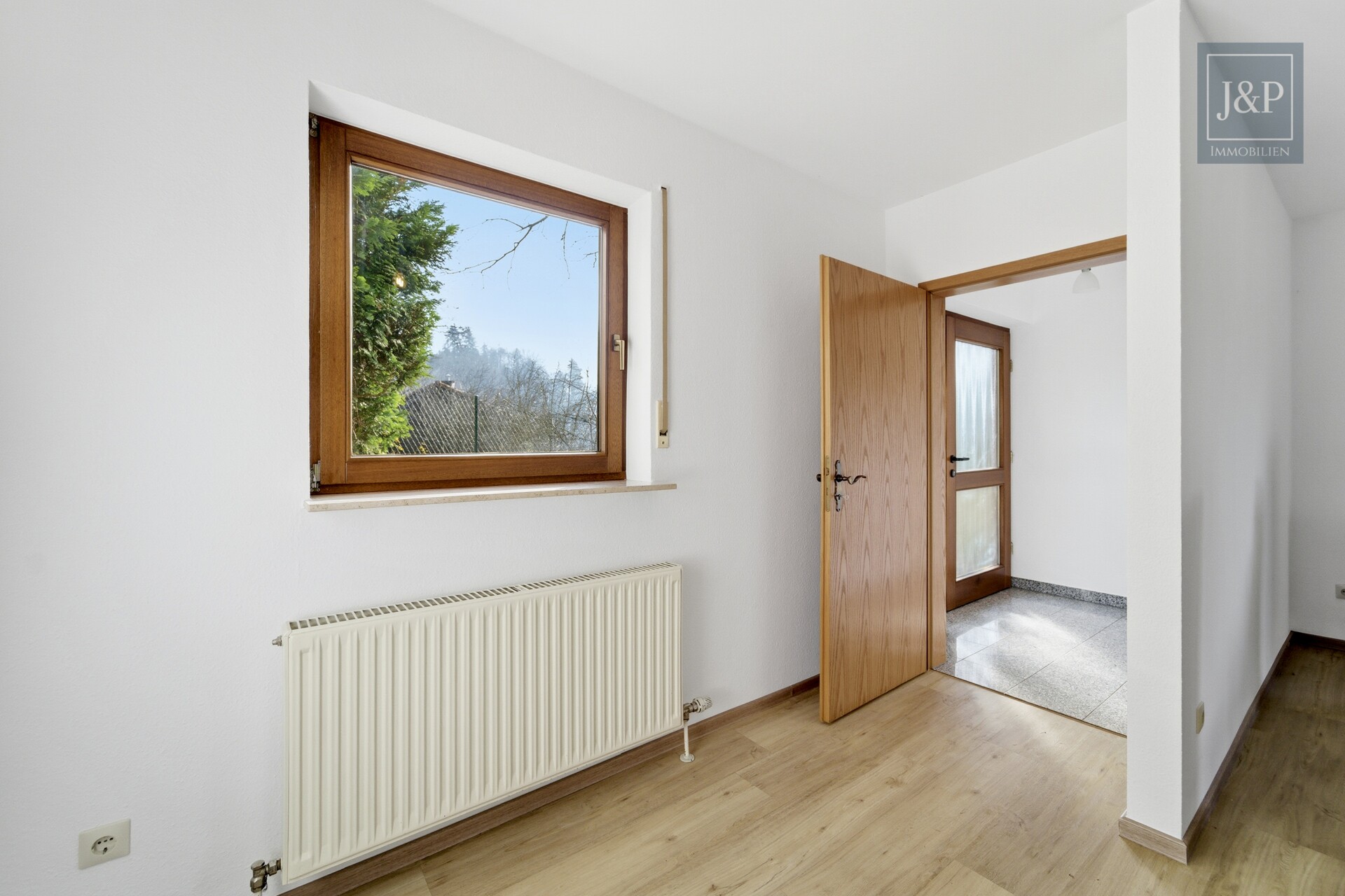 Wohnen mit Aussicht: Großzügiges Splitlevel-Haus mit Einliegerwohnung in Eppstein - Eingangsbereich Einliegerwohnung