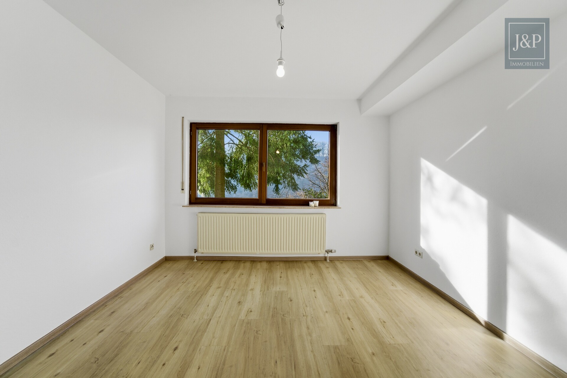 Wohnen mit Aussicht: Großzügiges Splitlevel-Haus mit Einliegerwohnung in Eppstein - Schlafzimmer Einliegerwohnung