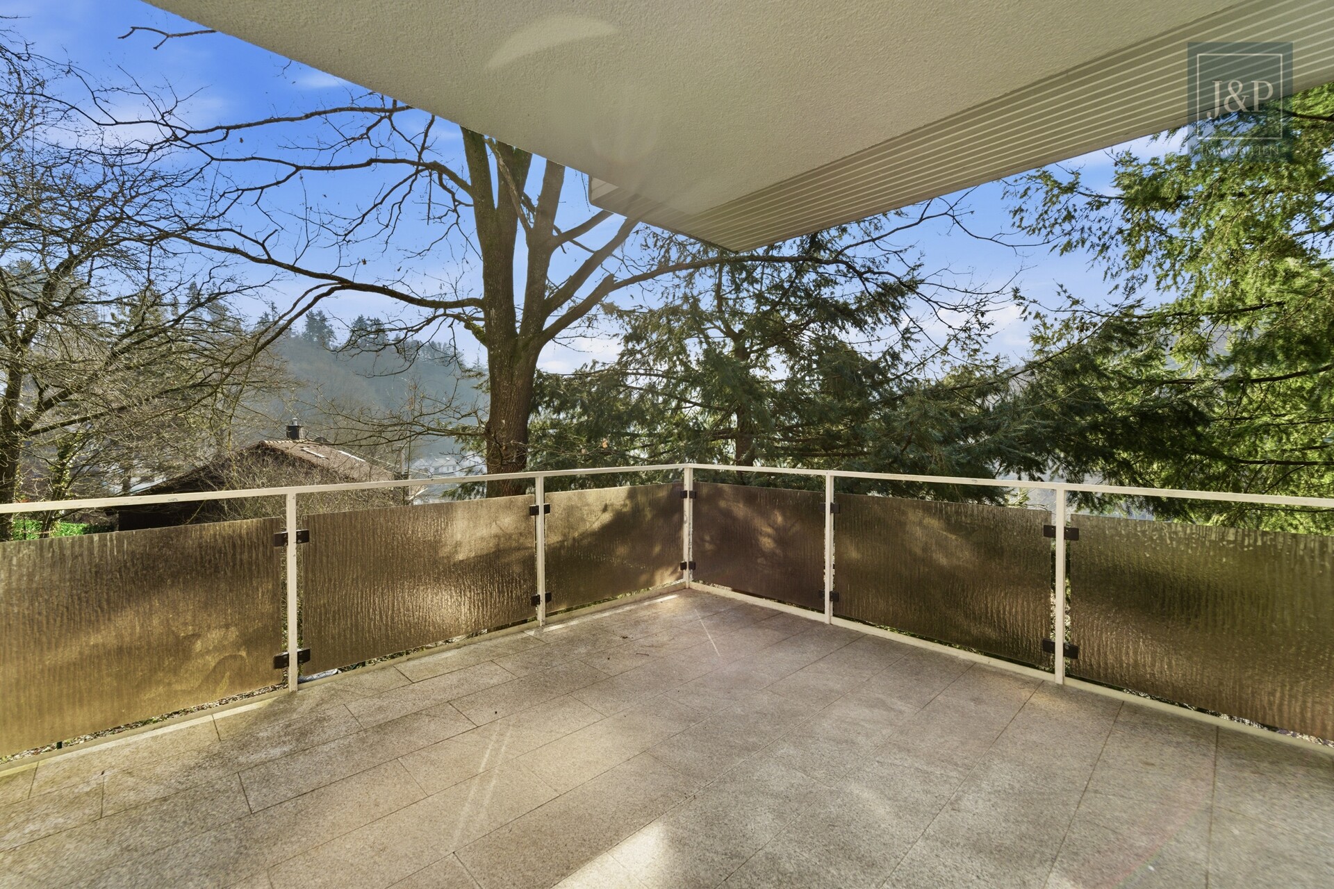 Wohnen mit Aussicht: Großzügiges Splitlevel-Haus mit Einliegerwohnung in Eppstein - Balkon
