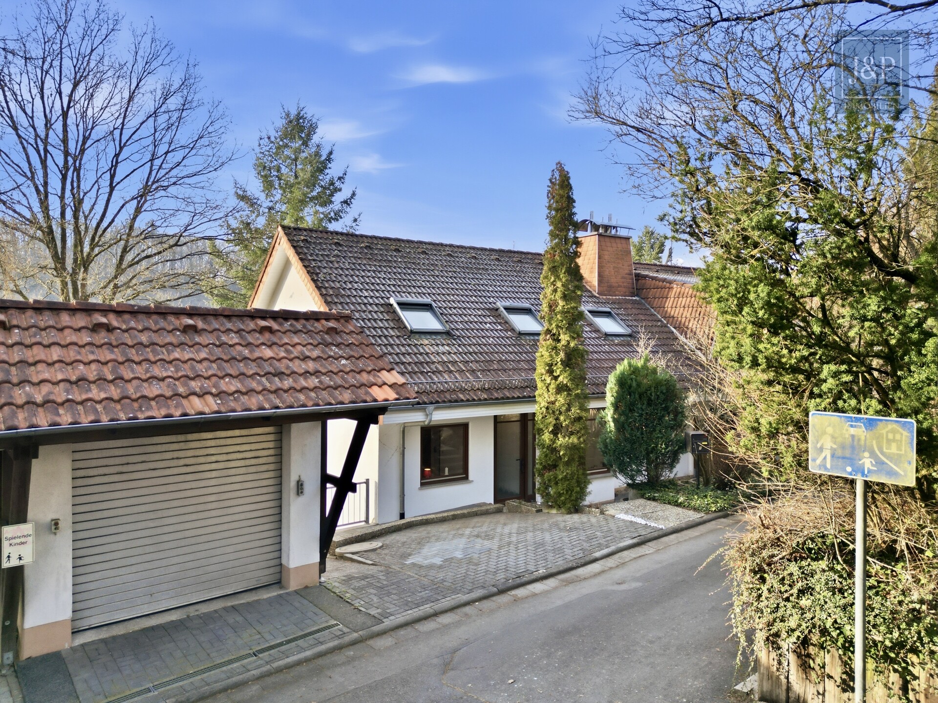 Wohnen mit Aussicht: Großzügiges Splitlevel-Haus mit Einliegerwohnung in Eppstein - Straßenansicht