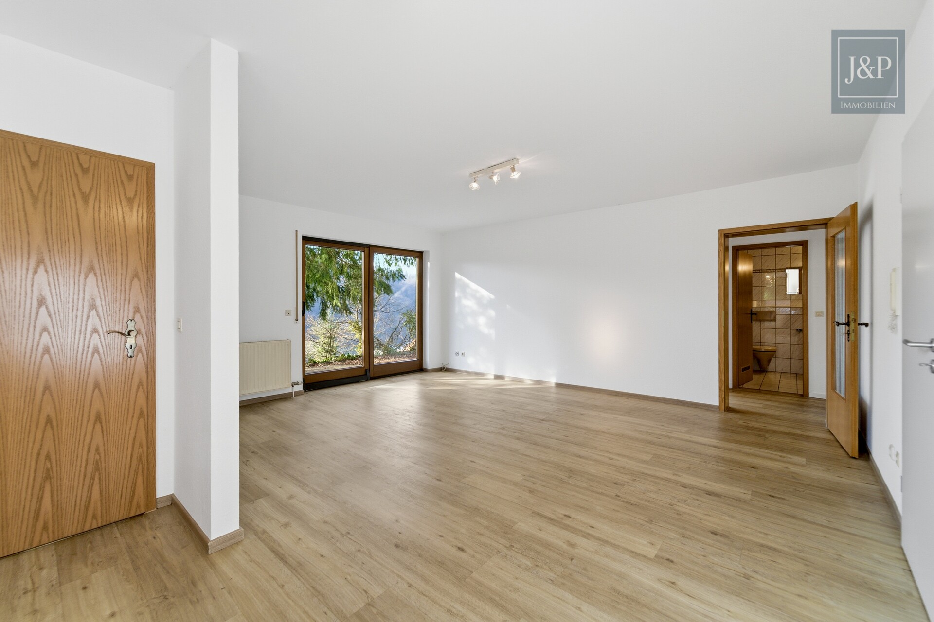 Wohnen mit Aussicht: Großzügiges Splitlevel-Haus mit Einliegerwohnung in Eppstein - Wohnbereich Einliegerwohnung