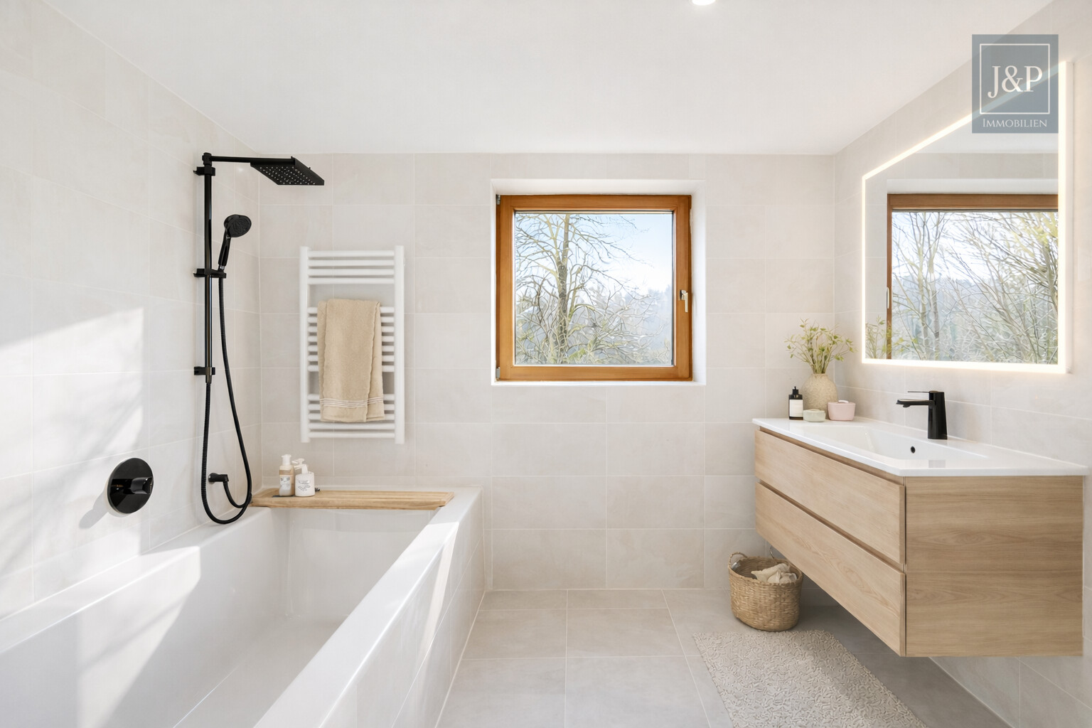 Wohnen mit Aussicht: Großzügiges Splitlevel-Haus mit Einliegerwohnung in Eppstein - Badezimmer OG KI-Generiert