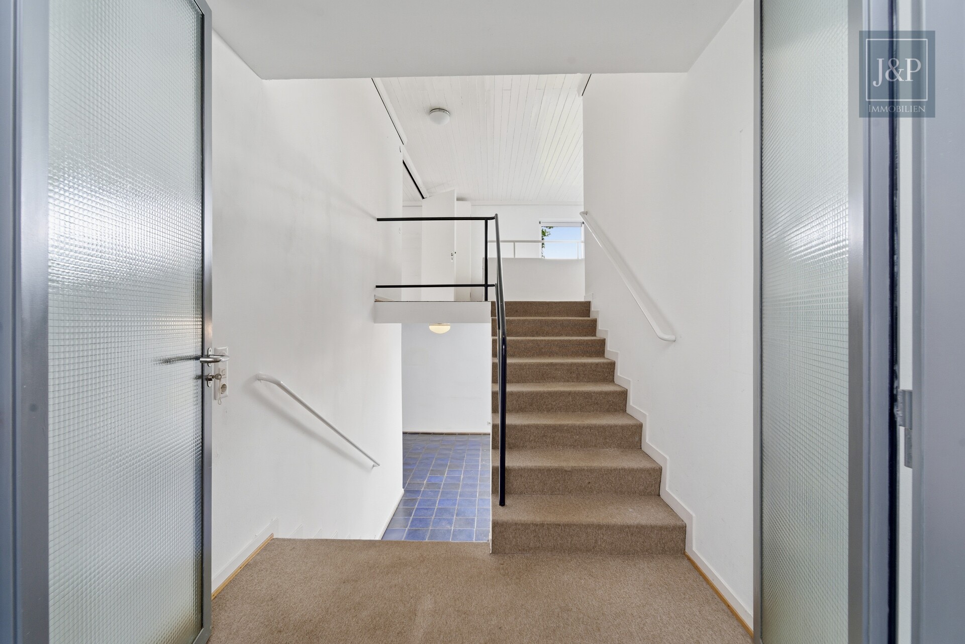 Einzigartige Architekten-Villa mit Panorama & Potenzial – Traumlage in Hofheim am Taunus - Treppen