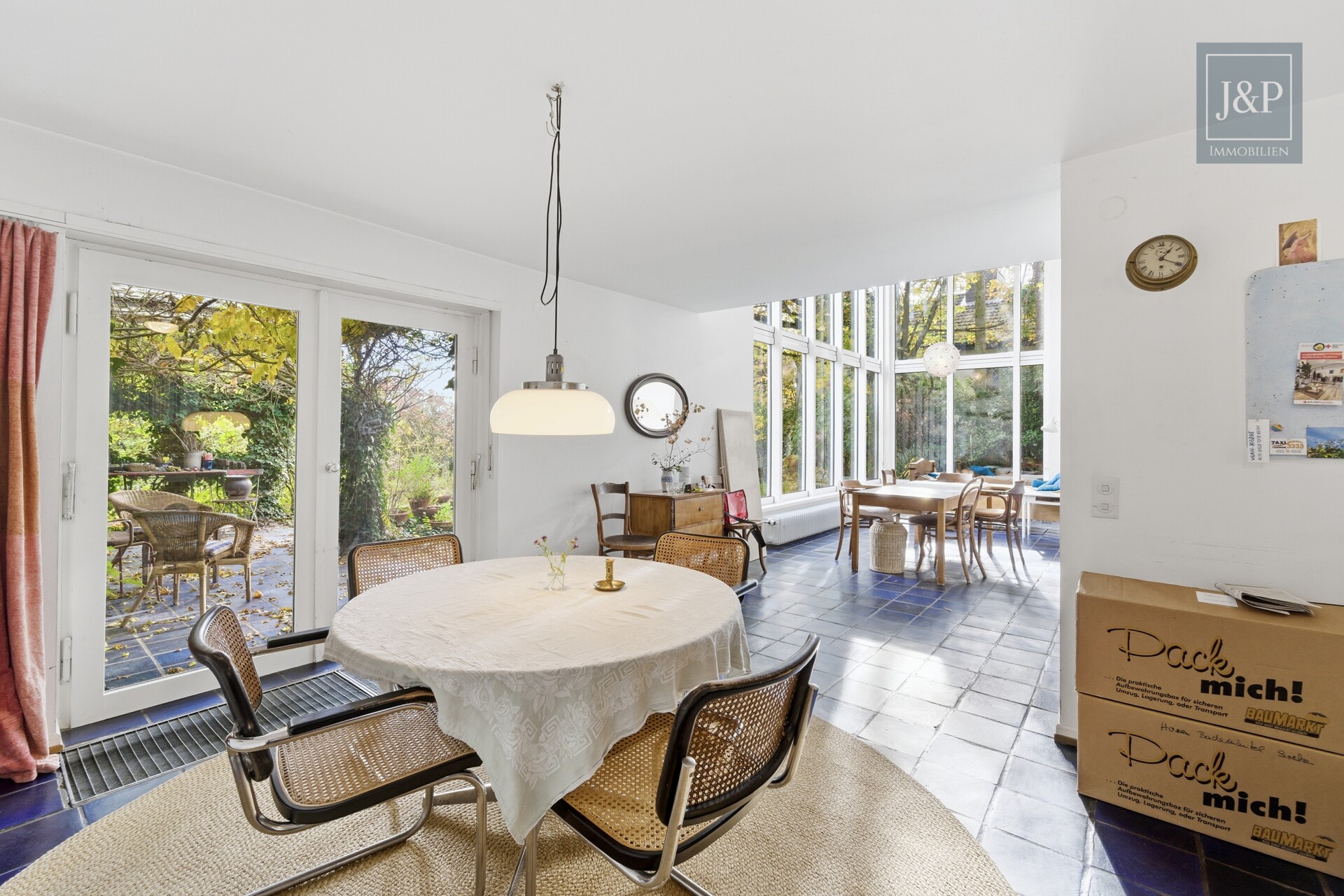 Einzigartige Architekten-Villa mit Panorama & Potenzial – Traumlage in Hofheim am Taunus - Essbereich